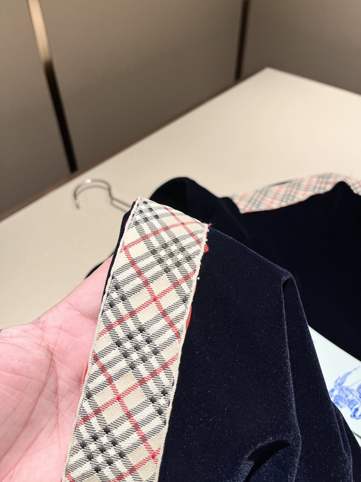 Bur*erry 巴*莉 2025秋冬新款男士休闲套装，品牌最新设计元素！既不单调也不复杂，好处的展现品