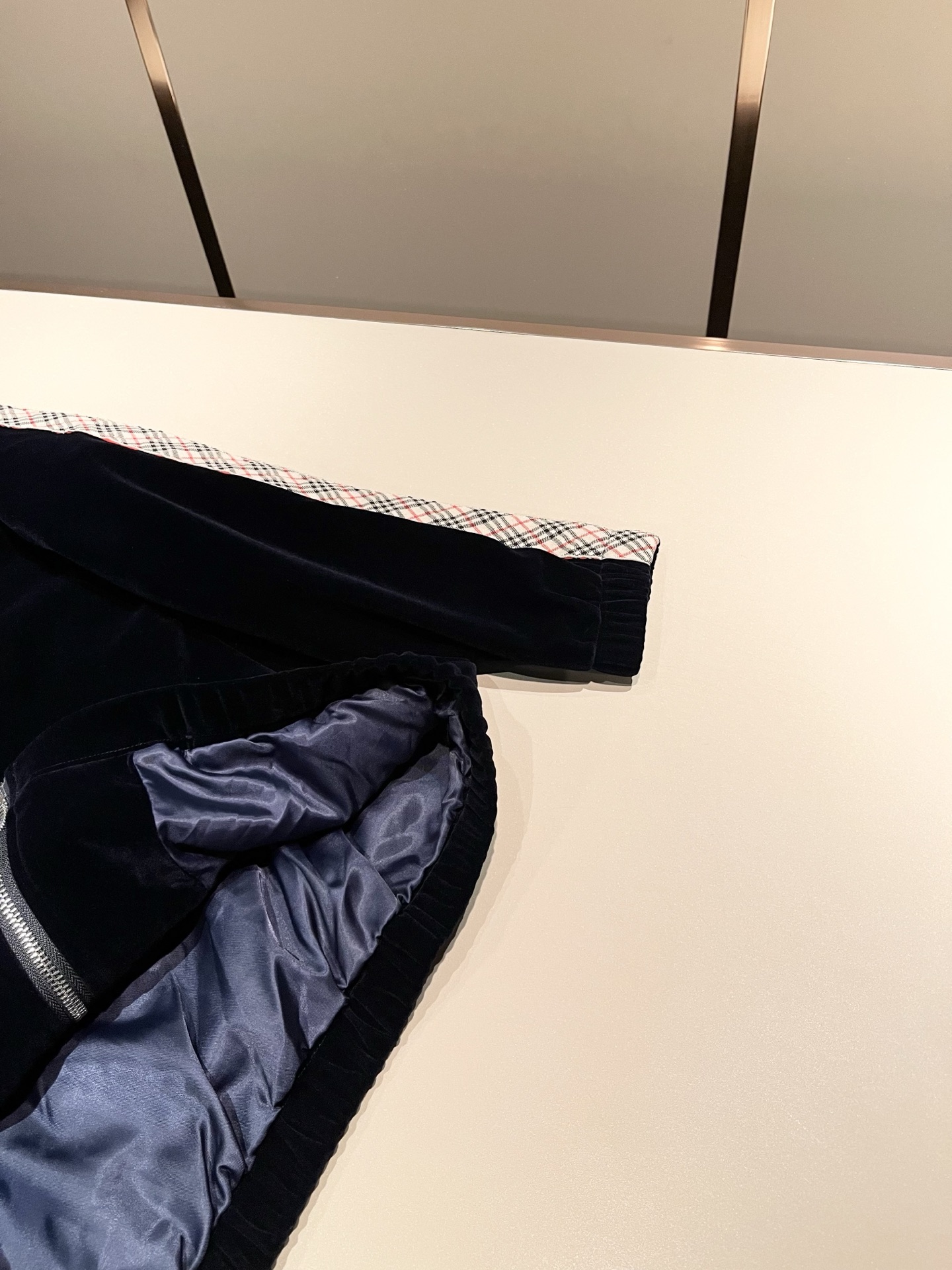 Bur*erry 巴*莉 2025秋冬新款男士休闲套装，品牌最新设计元素！既不单调也不复杂，好处的展现品