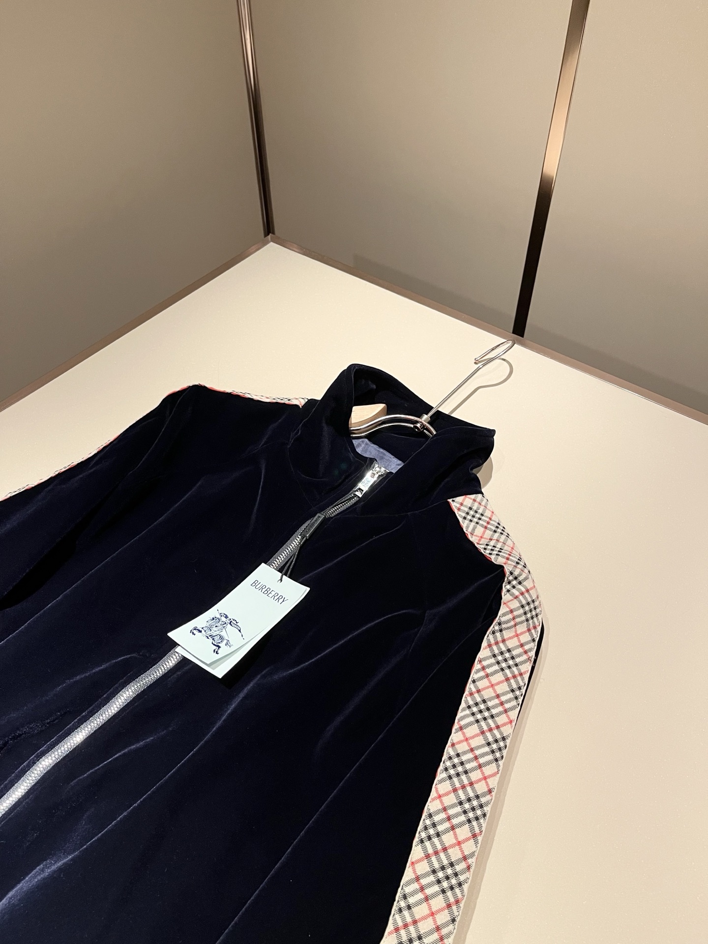 Bur*erry 巴*莉 2025秋冬新款男士休闲套装，品牌最新设计元素！既不单调也不复杂，好处的展现品