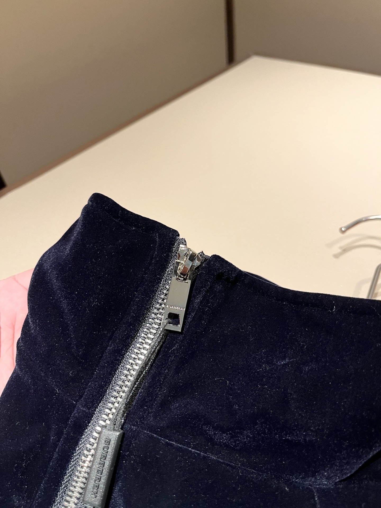 Bur*erry 巴*莉 2025秋冬新款男士休闲套装，品牌最新设计元素！既不单调也不复杂，好处的展现品