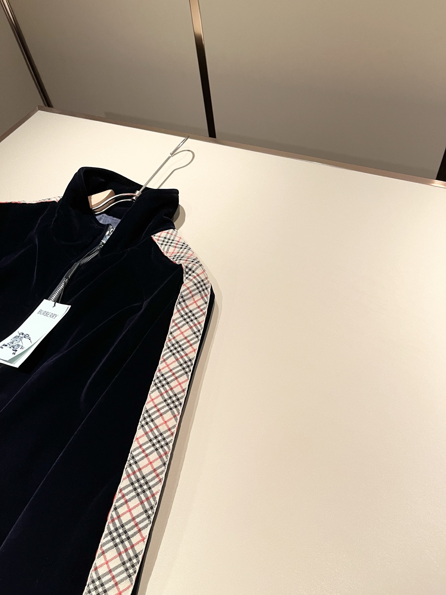 Bur*erry 巴*莉 2025秋冬新款男士休闲套装，品牌最新设计元素！既不单调也不复杂，好处的展现品