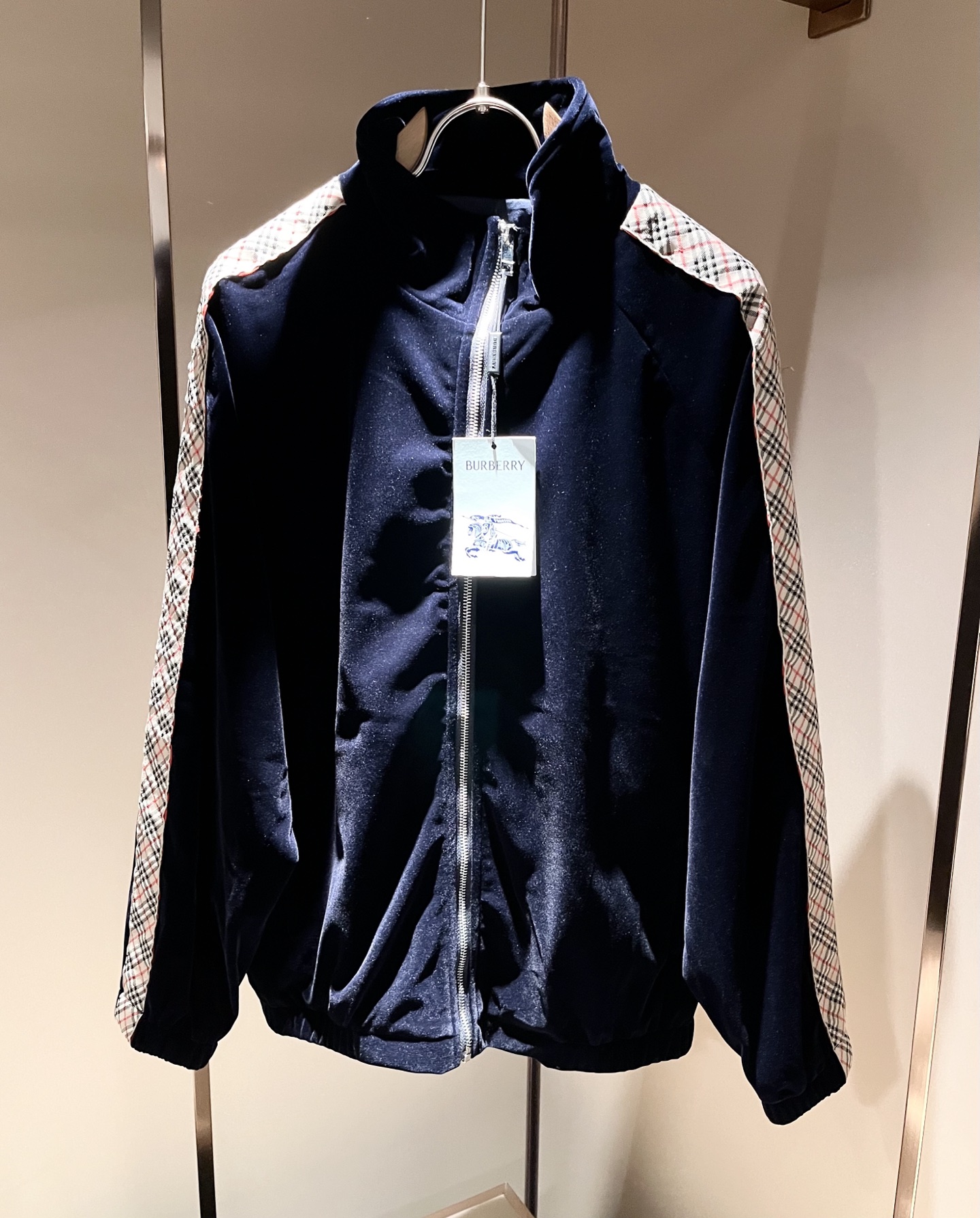 Bur*erry 巴*莉 2025秋冬新款男士休闲套装，品牌最新设计元素！既不单调也不复杂，好处的展现品