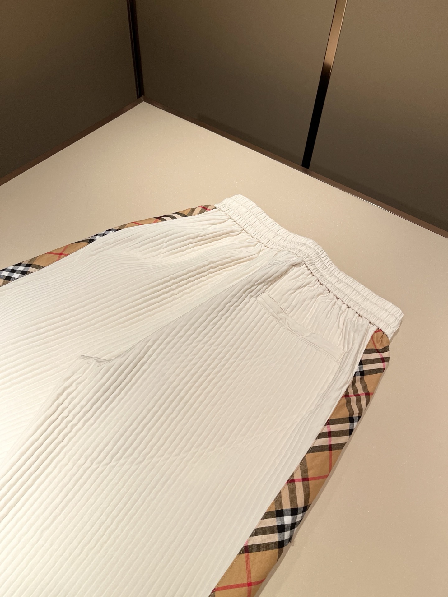 Bur*erry 巴*莉 2025秋冬新款男士休闲套装，品牌最新设计元素！既不单调也不复杂，好处的展现品