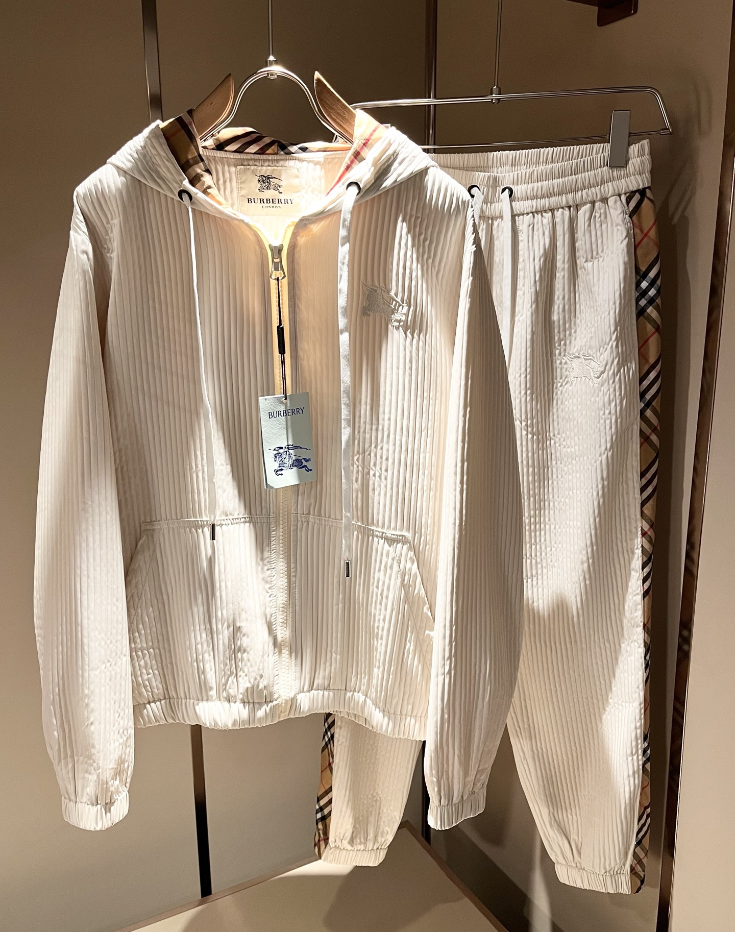 Bur*erry 巴*莉 2025秋冬新款男士休闲套装，品牌最新设计元素！既不单调也不复杂，好处的展现品