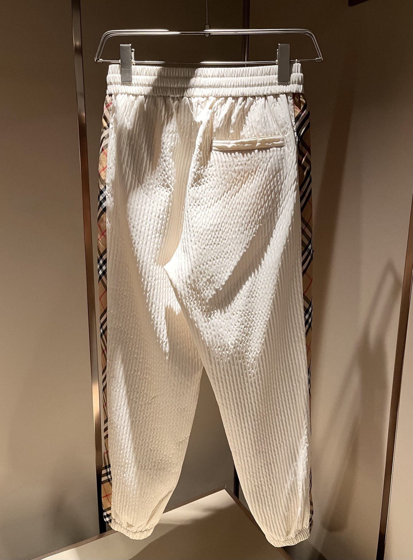 Bur*erry 巴*莉 2025秋冬新款男士休闲套装，品牌最新设计元素！既不单调也不复杂，好处的展现品