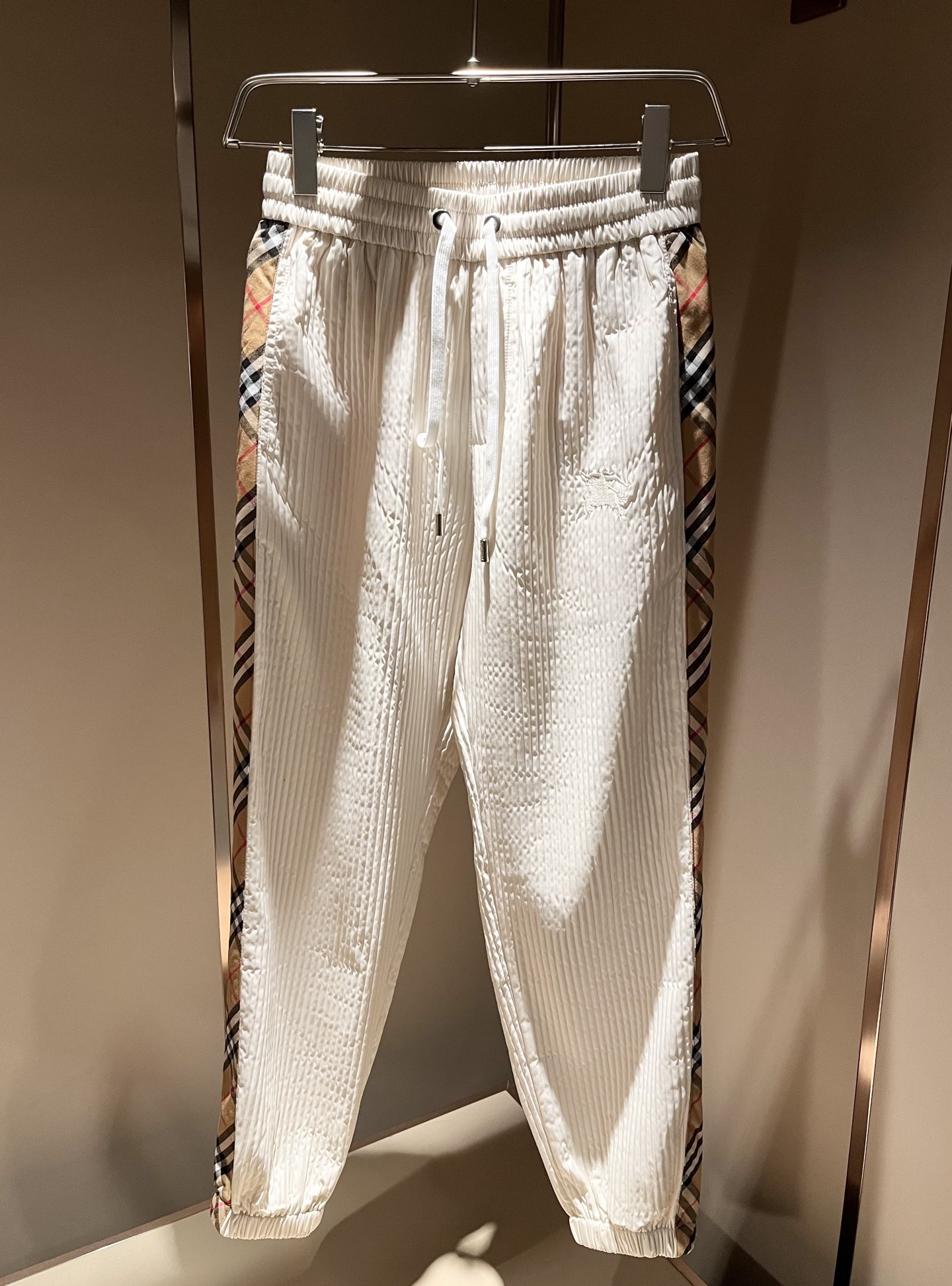 Bur*erry 巴*莉 2025秋冬新款男士休闲套装，品牌最新设计元素！既不单调也不复杂，好处的展现品