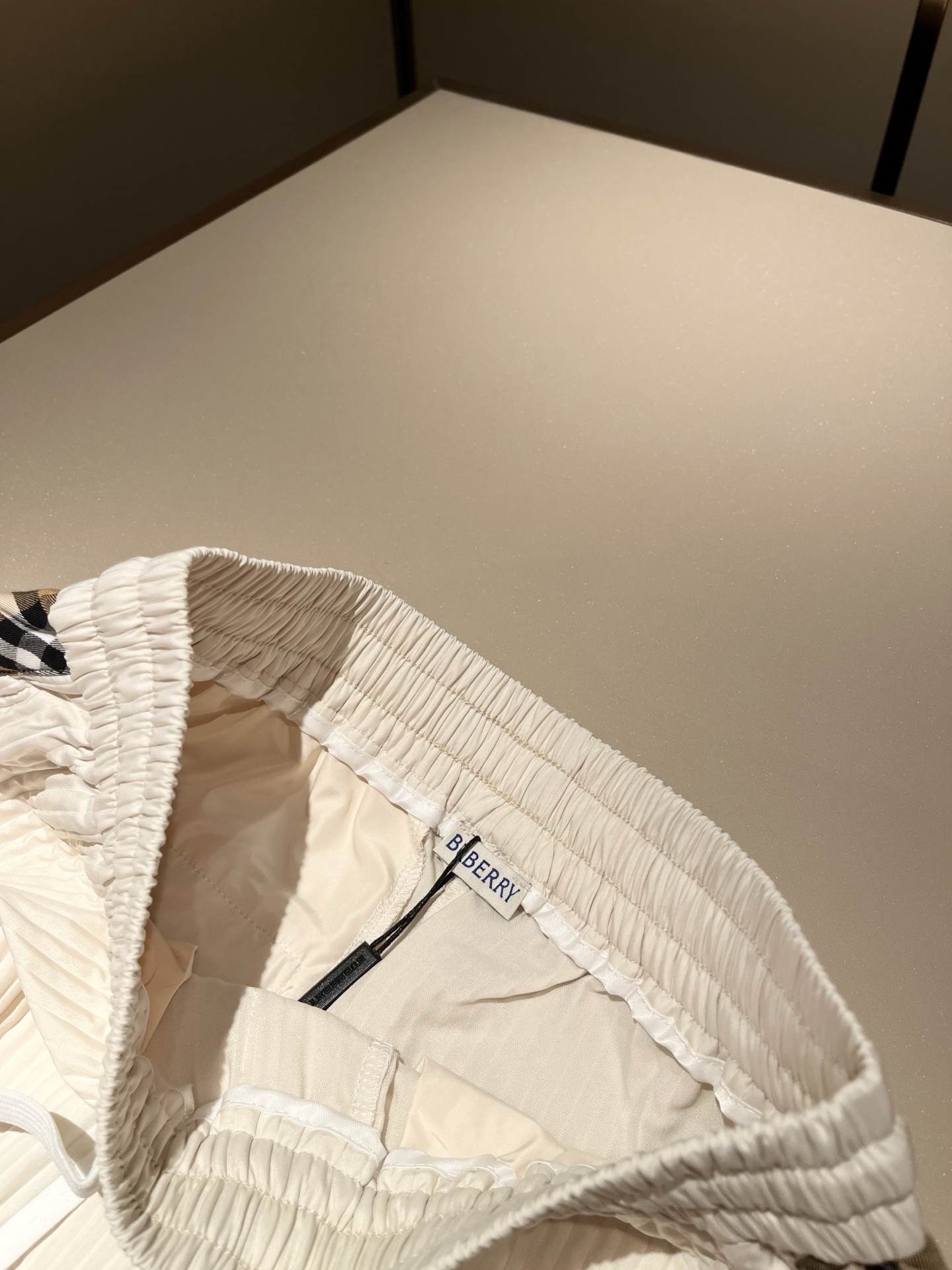 Bur*erry 巴*莉 2025秋冬新款男士休闲套装，品牌最新设计元素！既不单调也不复杂，好处的展现品