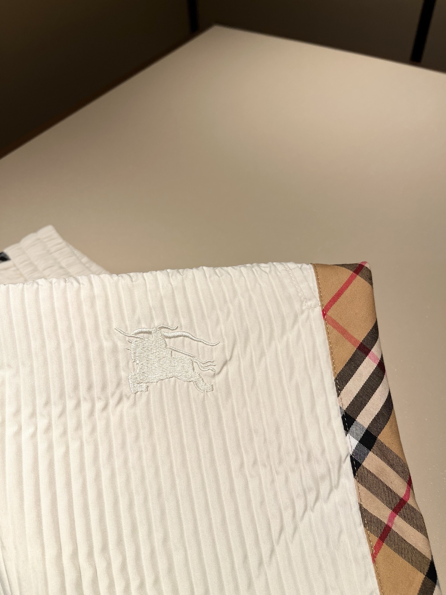 Bur*erry 巴*莉 2025秋冬新款男士休闲套装，品牌最新设计元素！既不单调也不复杂，好处的展现品