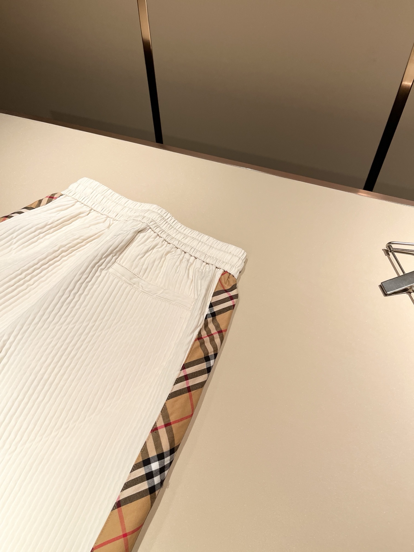 Bur*erry 巴*莉 2025秋冬新款男士休闲套装，品牌最新设计元素！既不单调也不复杂，好处的展现品