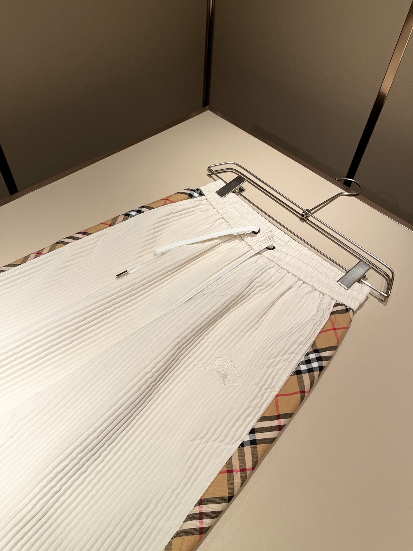 Bur*erry 巴*莉 2025秋冬新款男士休闲套装，品牌最新设计元素！既不单调也不复杂，好处的展现品