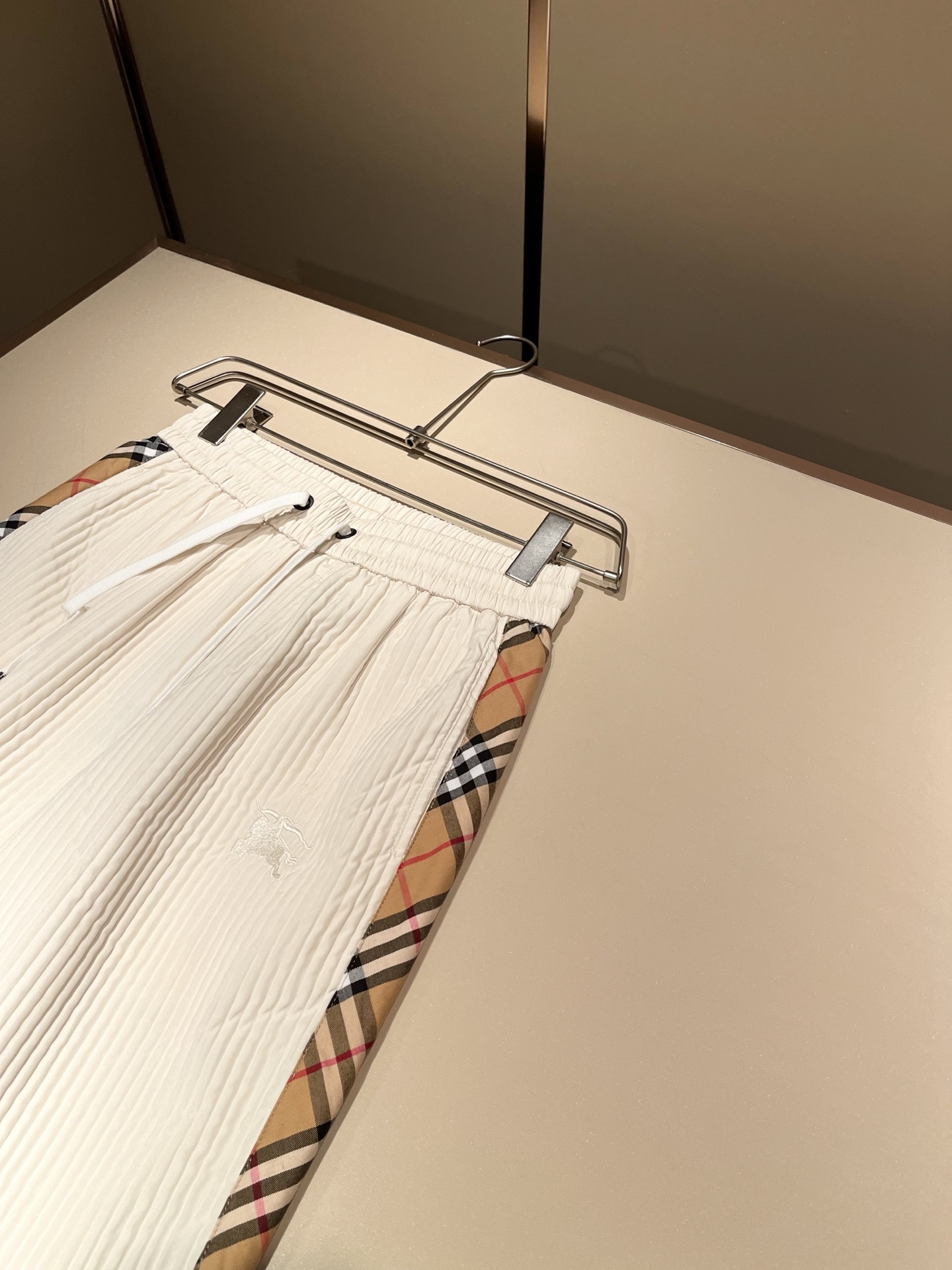 Bur*erry 巴*莉 2025秋冬新款男士休闲套装，品牌最新设计元素！既不单调也不复杂，好处的展现品