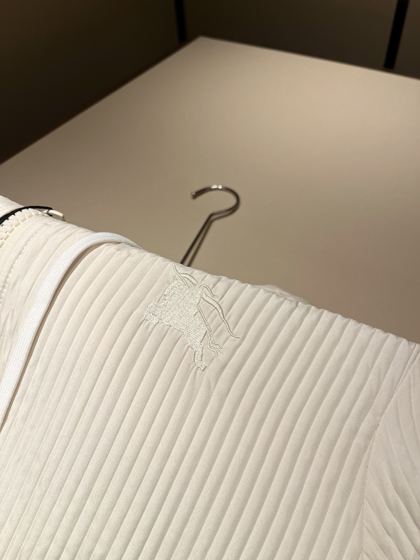 Bur*erry 巴*莉 2025秋冬新款男士休闲套装，品牌最新设计元素！既不单调也不复杂，好处的展现品