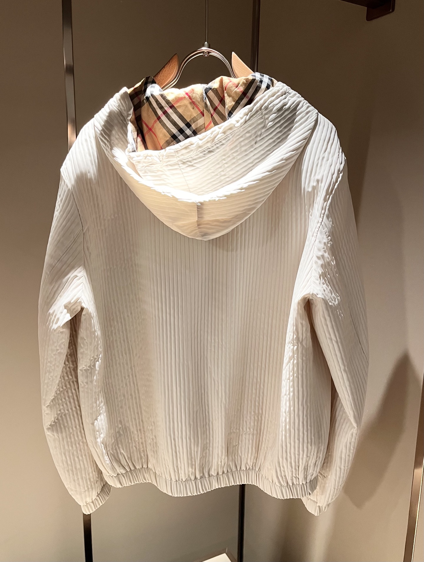 Bur*erry 巴*莉 2025秋冬新款男士休闲套装，品牌最新设计元素！既不单调也不复杂，好处的展现品