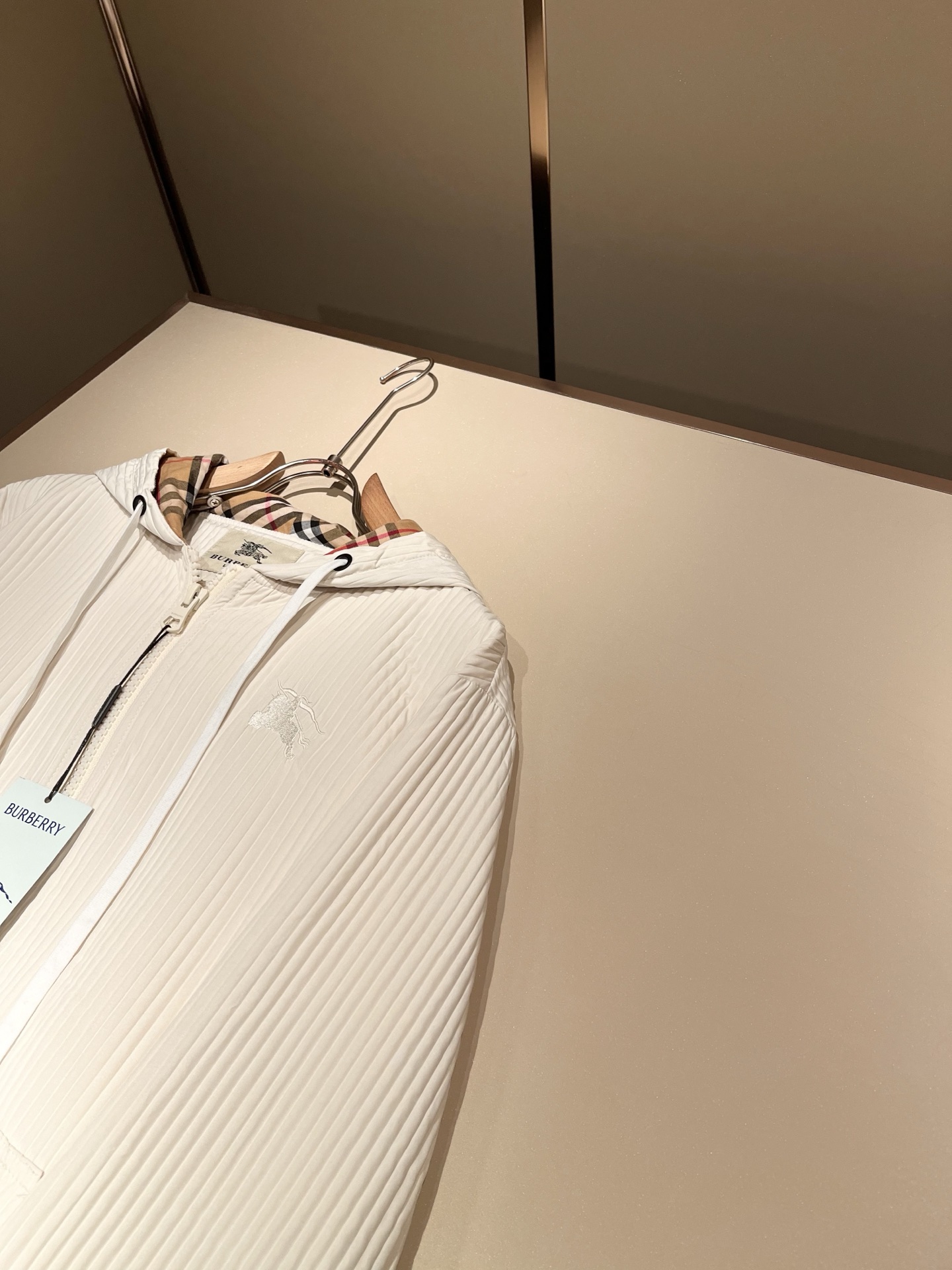 Bur*erry 巴*莉 2025秋冬新款男士休闲套装，品牌最新设计元素！既不单调也不复杂，好处的展现品