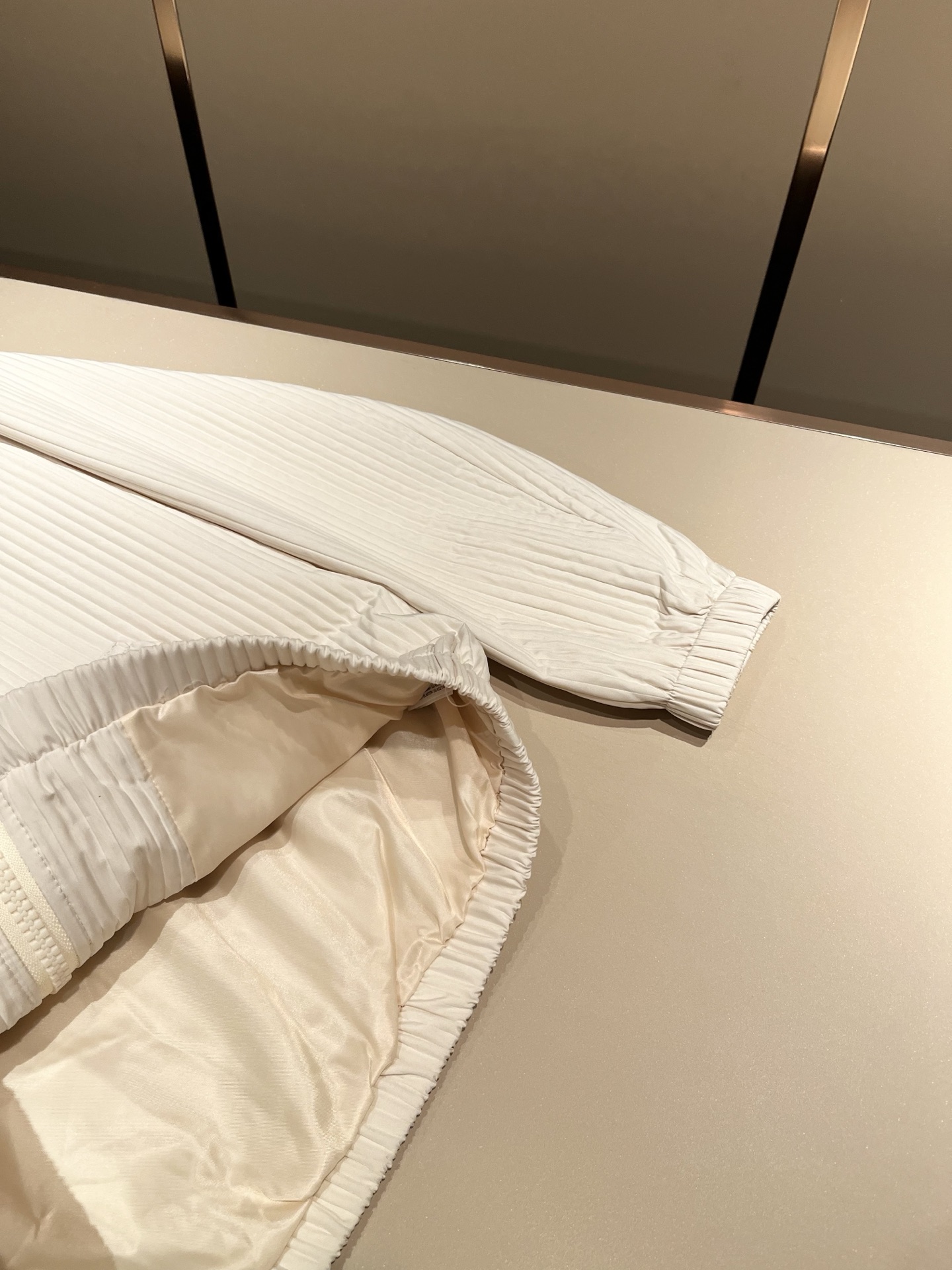 Bur*erry 巴*莉 2025秋冬新款男士休闲套装，品牌最新设计元素！既不单调也不复杂，好处的展现品