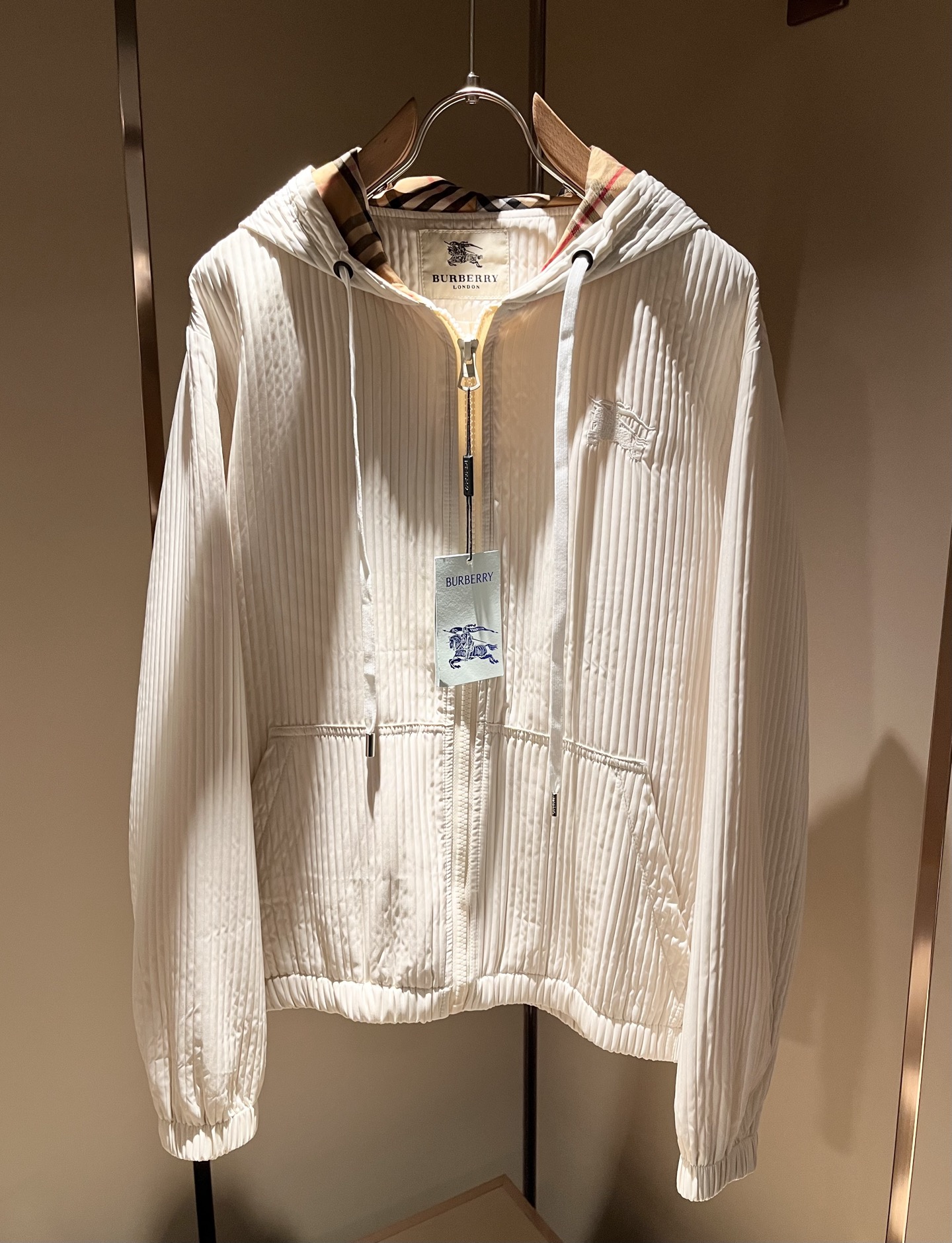 Bur*erry 巴*莉 2025秋冬新款男士休闲套装，品牌最新设计元素！既不单调也不复杂，好处的展现品