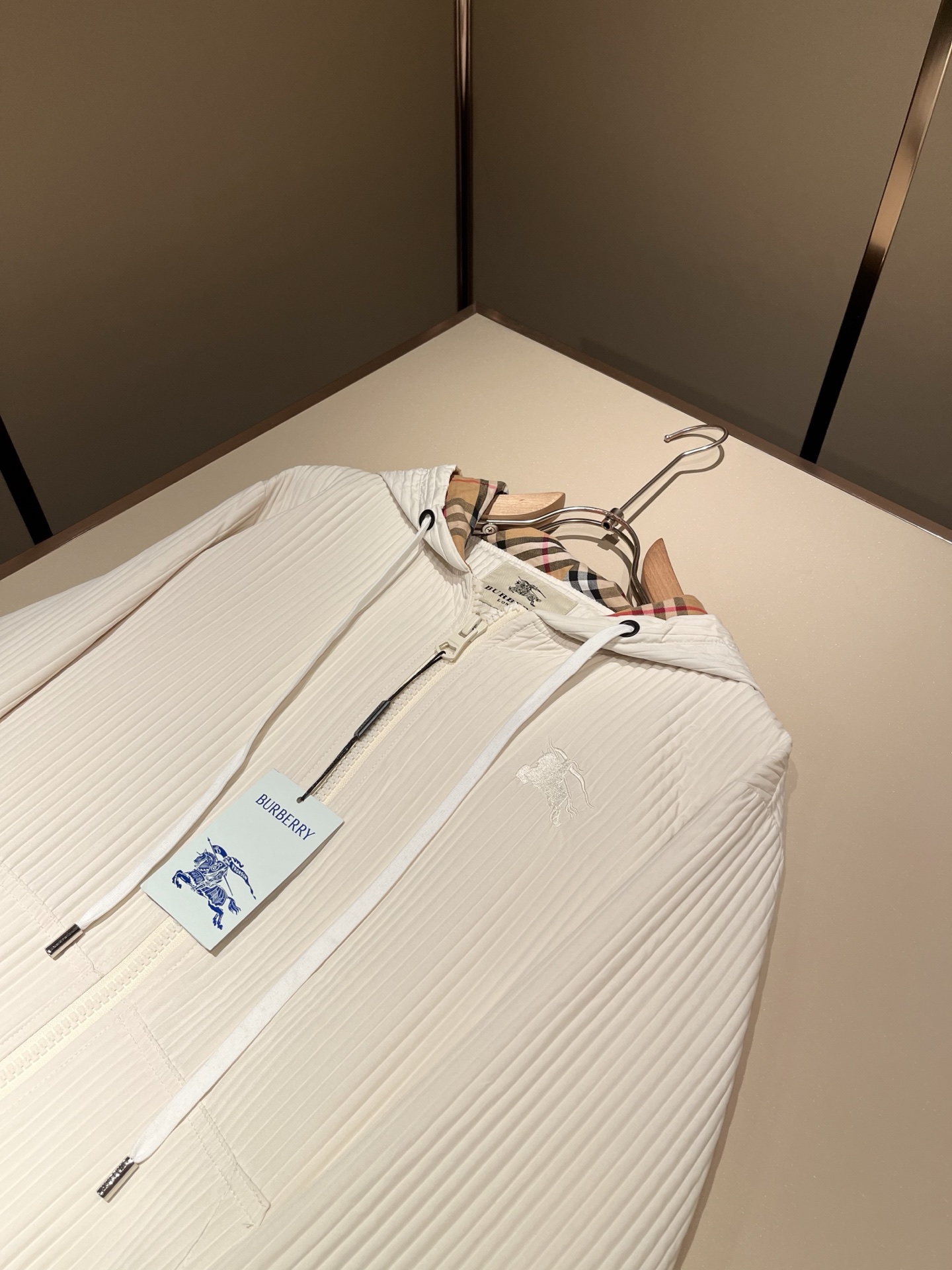 Bur*erry 巴*莉 2025秋冬新款男士休闲套装，品牌最新设计元素！既不单调也不复杂，好处的展现品