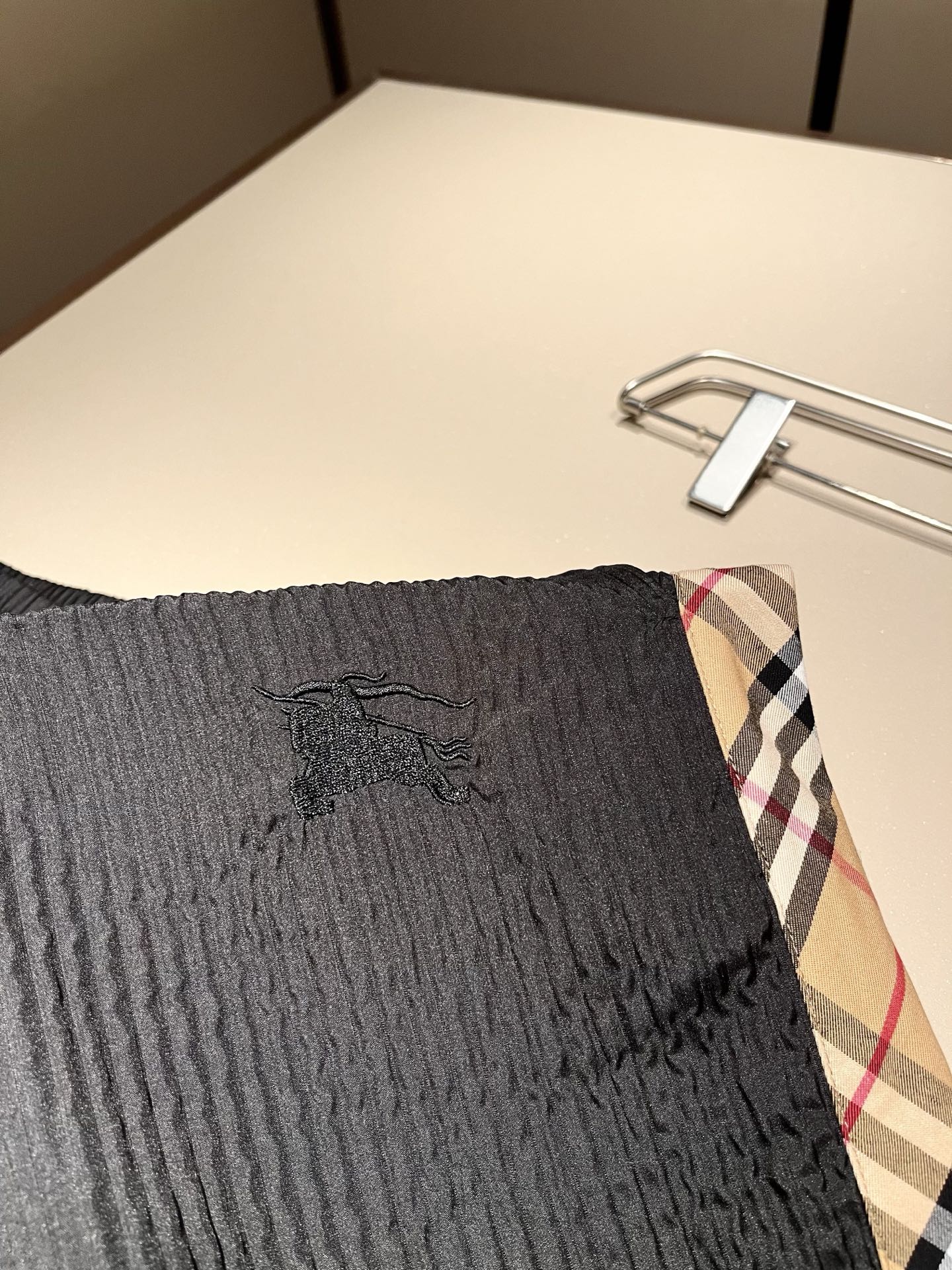 Bur*erry 巴*莉 2025秋冬新款男士休闲套装，品牌最新设计元素！既不单调也不复杂，好处的展现品