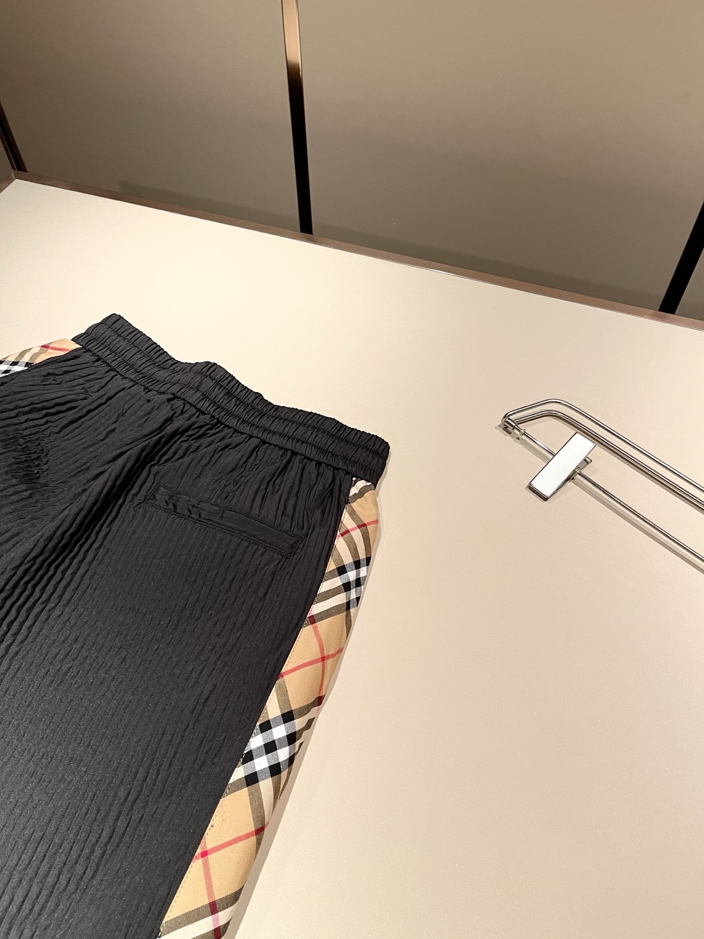 Bur*erry 巴*莉 2025秋冬新款男士休闲套装，品牌最新设计元素！既不单调也不复杂，好处的展现品