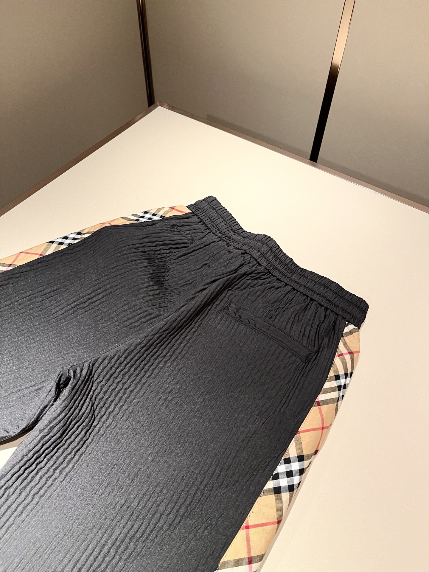 Bur*erry 巴*莉 2025秋冬新款男士休闲套装，品牌最新设计元素！既不单调也不复杂，好处的展现品