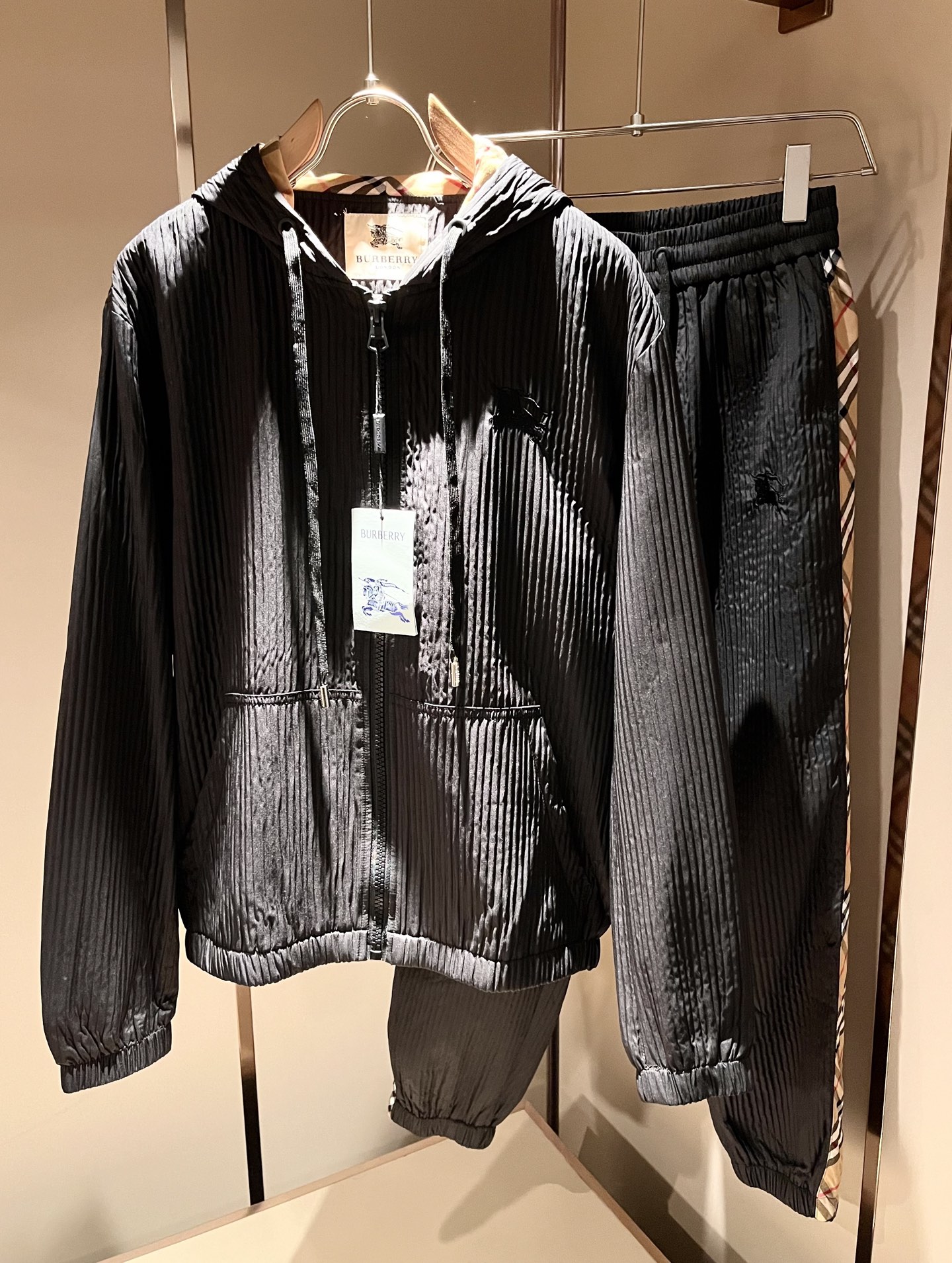 Bur*erry 巴*莉 2025秋冬新款男士休闲套装，品牌最新设计元素！既不单调也不复杂，好处的展现品