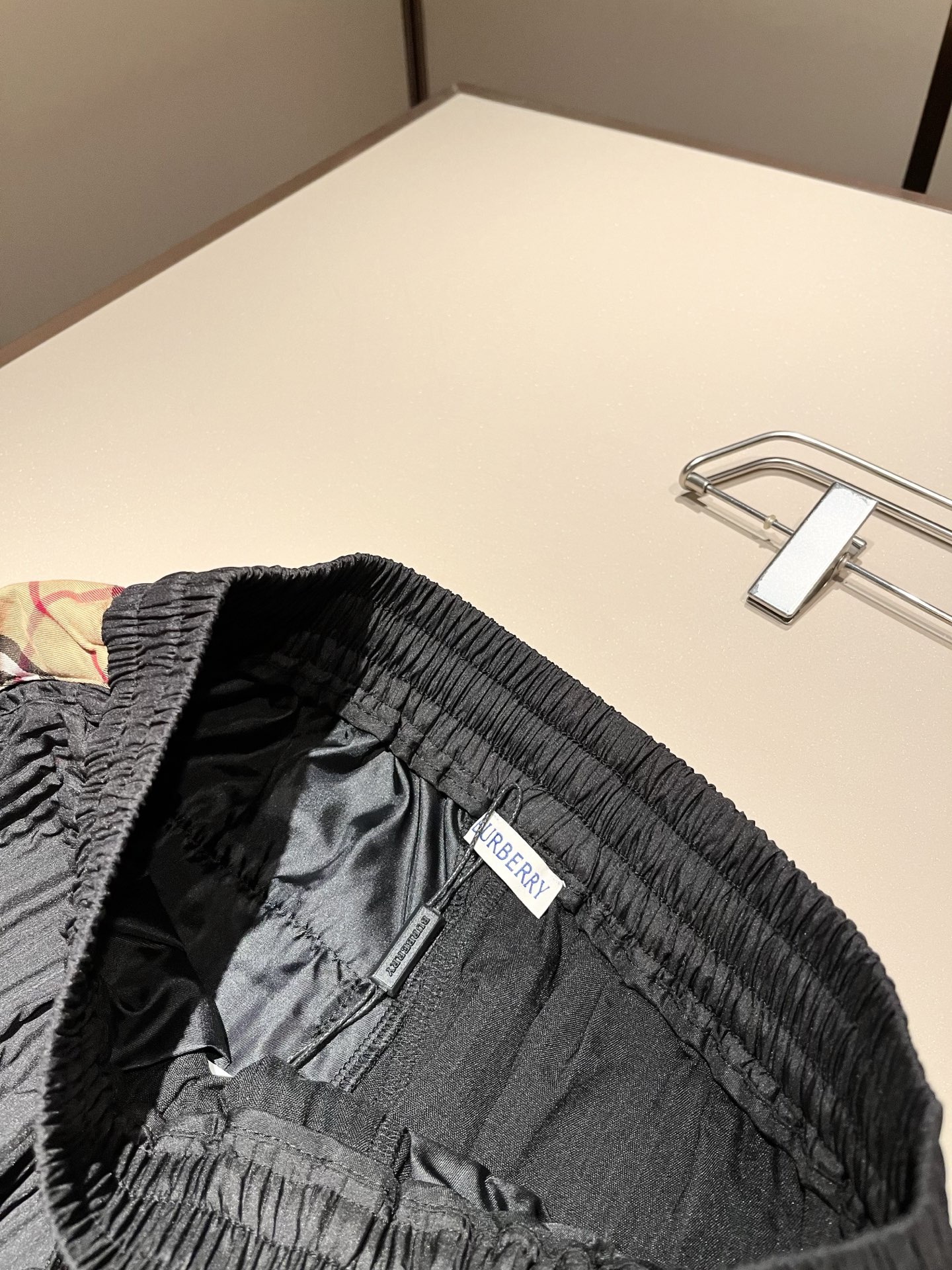 Bur*erry 巴*莉 2025秋冬新款男士休闲套装，品牌最新设计元素！既不单调也不复杂，好处的展现品