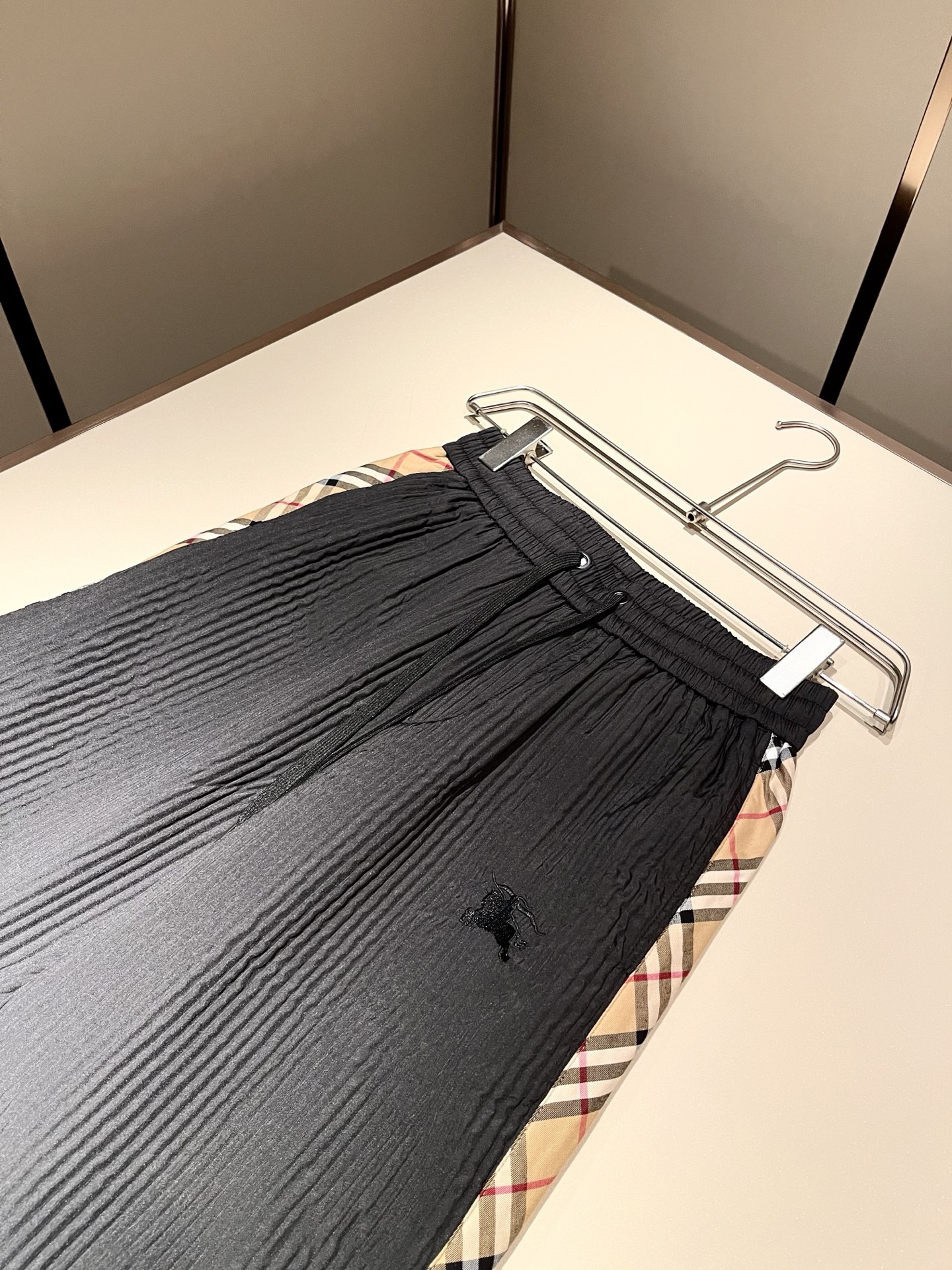 Bur*erry 巴*莉 2025秋冬新款男士休闲套装，品牌最新设计元素！既不单调也不复杂，好处的展现品