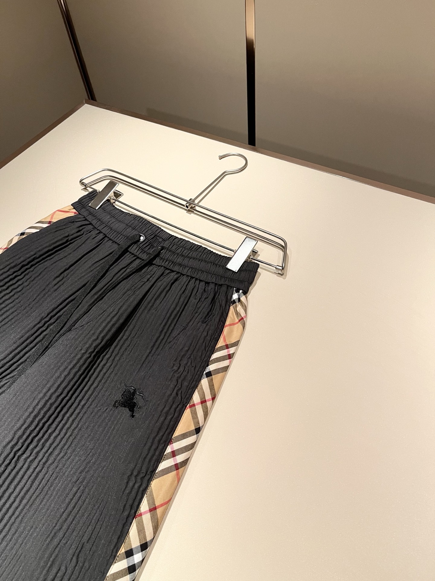 Bur*erry 巴*莉 2025秋冬新款男士休闲套装，品牌最新设计元素！既不单调也不复杂，好处的展现品