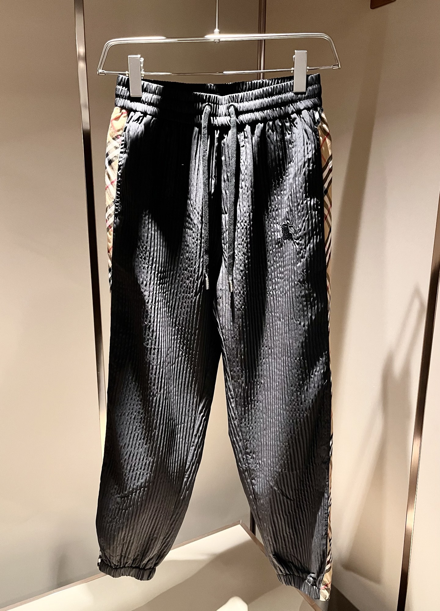 Bur*erry 巴*莉 2025秋冬新款男士休闲套装，品牌最新设计元素！既不单调也不复杂，好处的展现品