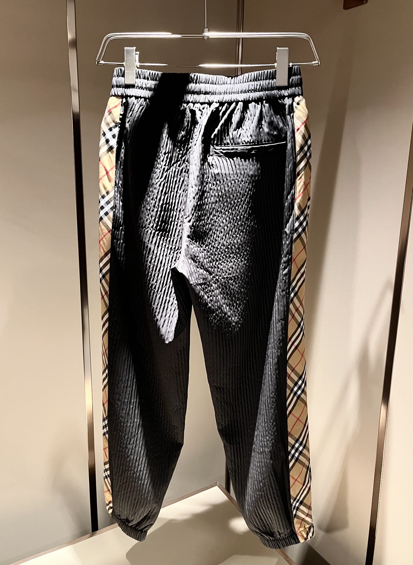 Bur*erry 巴*莉 2025秋冬新款男士休闲套装，品牌最新设计元素！既不单调也不复杂，好处的展现品