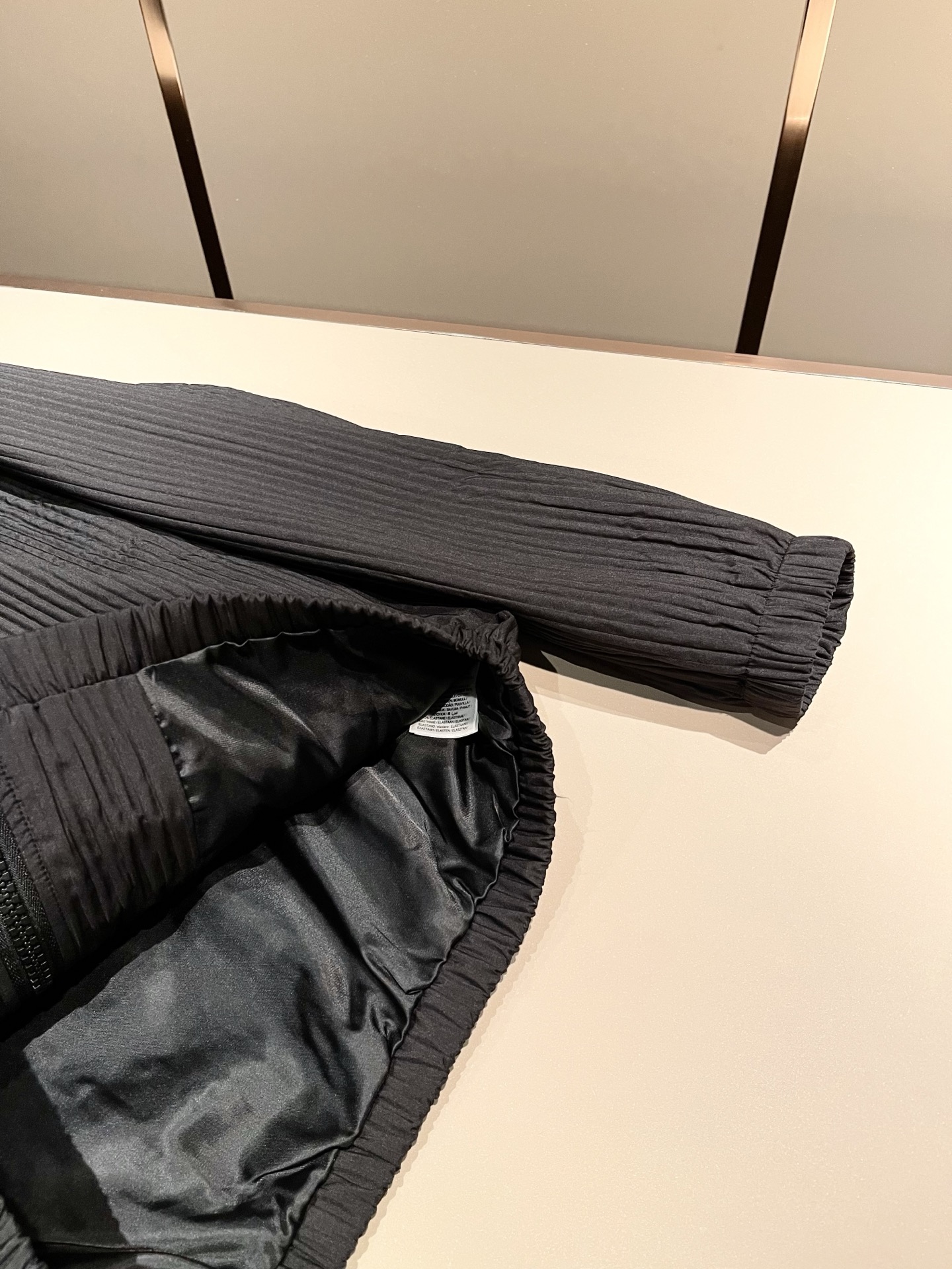 Bur*erry 巴*莉 2025秋冬新款男士休闲套装，品牌最新设计元素！既不单调也不复杂，好处的展现品