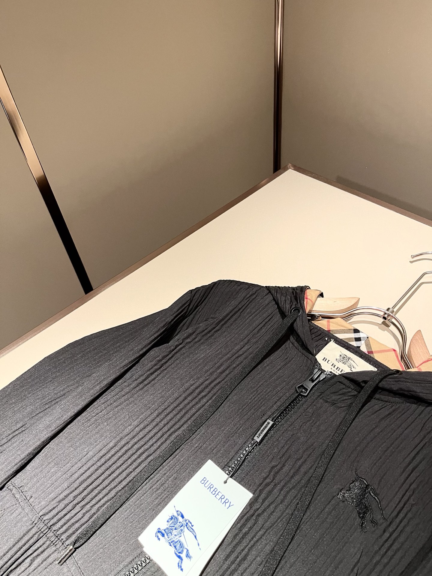 Bur*erry 巴*莉 2025秋冬新款男士休闲套装，品牌最新设计元素！既不单调也不复杂，好处的展现品