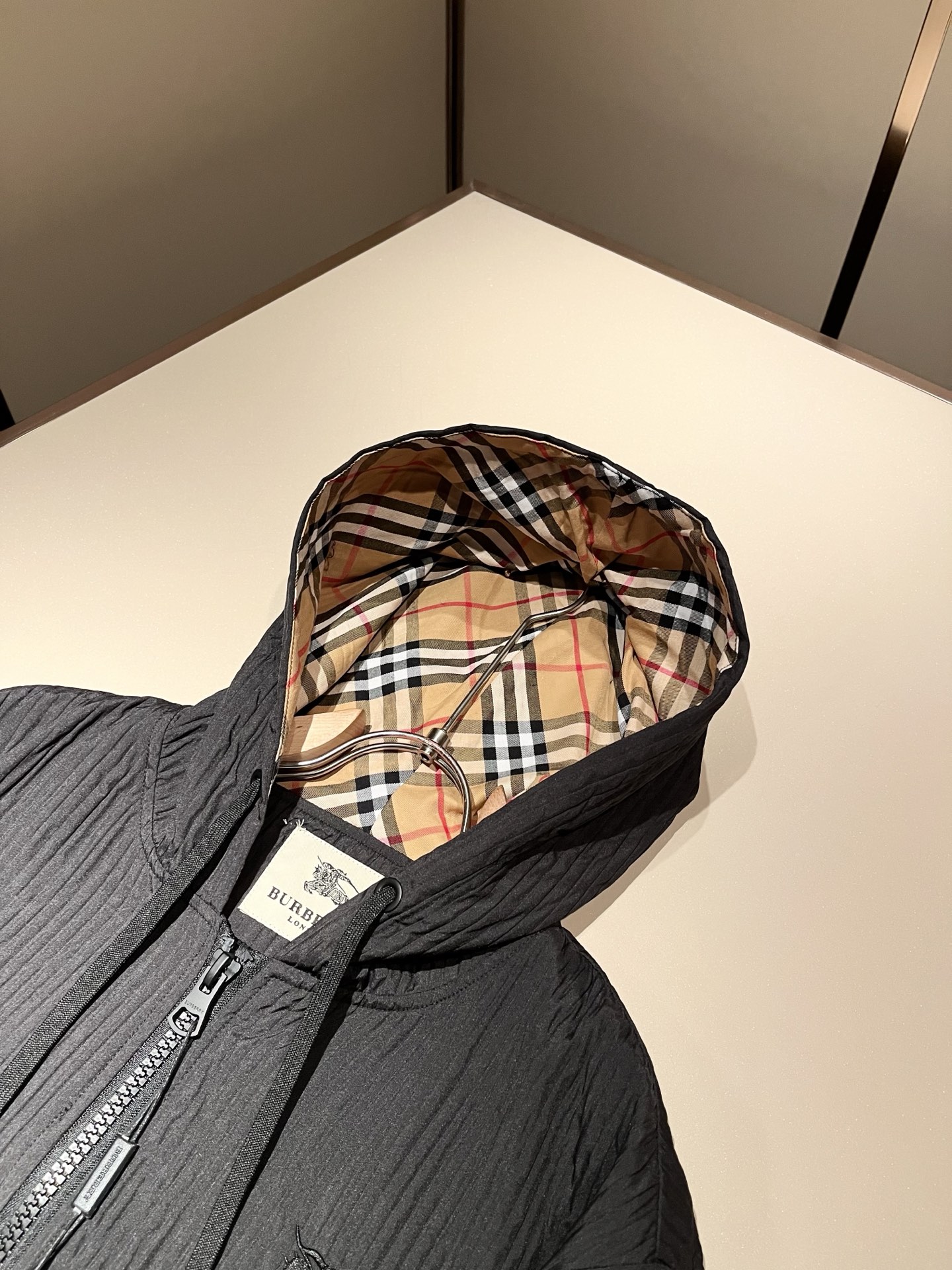 Bur*erry 巴*莉 2025秋冬新款男士休闲套装，品牌最新设计元素！既不单调也不复杂，好处的展现品