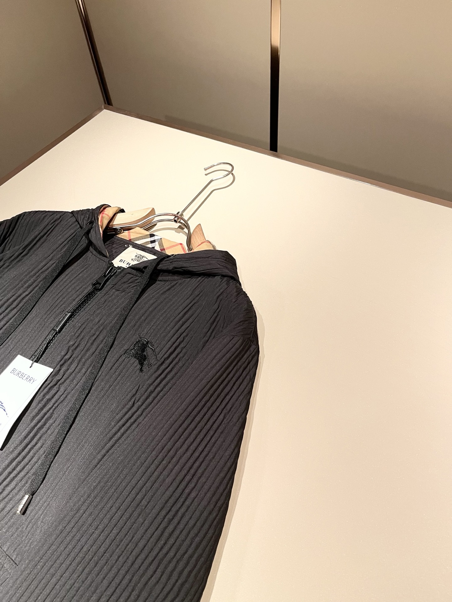 Bur*erry 巴*莉 2025秋冬新款男士休闲套装，品牌最新设计元素！既不单调也不复杂，好处的展现品