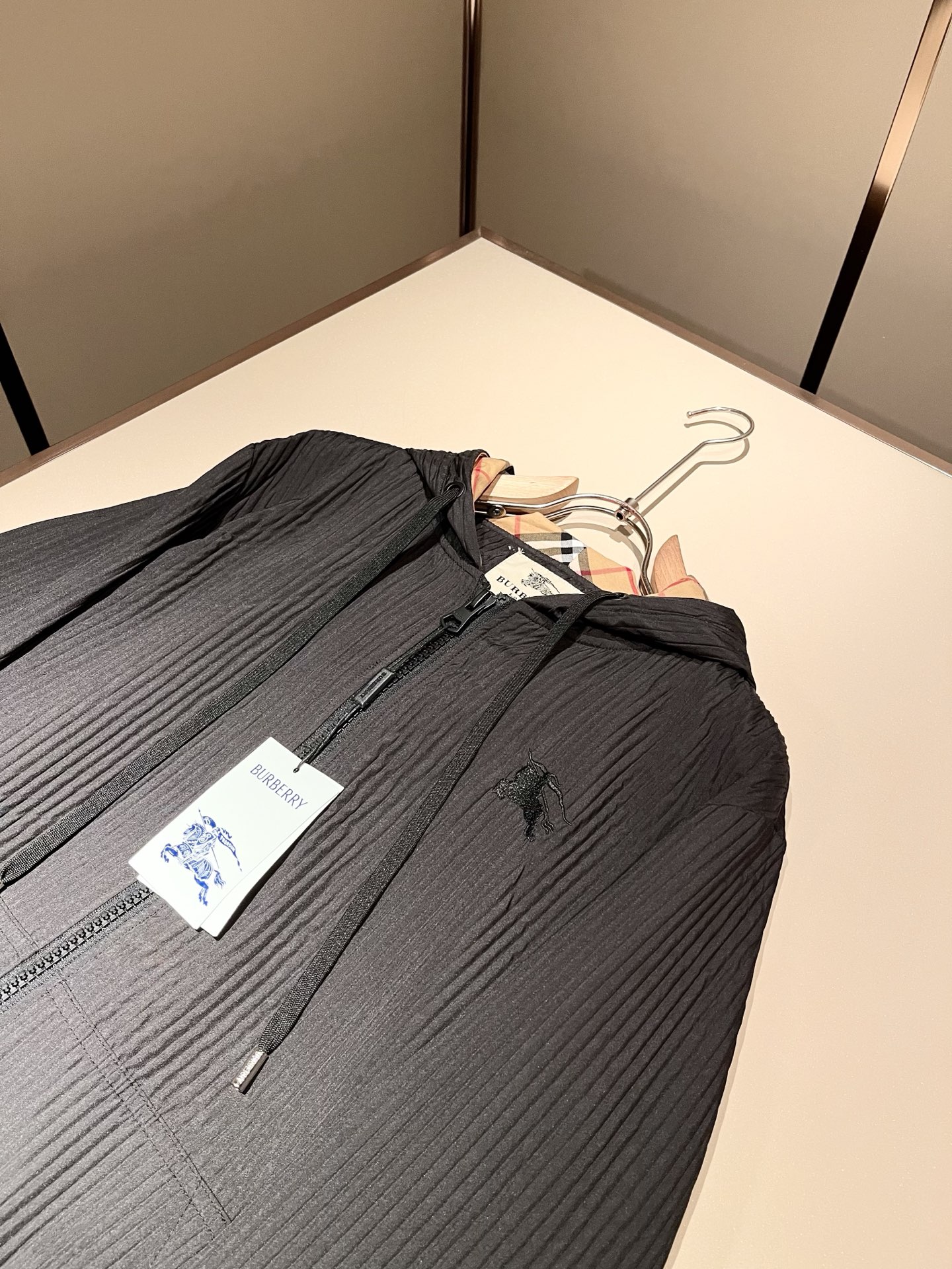 Bur*erry 巴*莉 2025秋冬新款男士休闲套装，品牌最新设计元素！既不单调也不复杂，好处的展现品