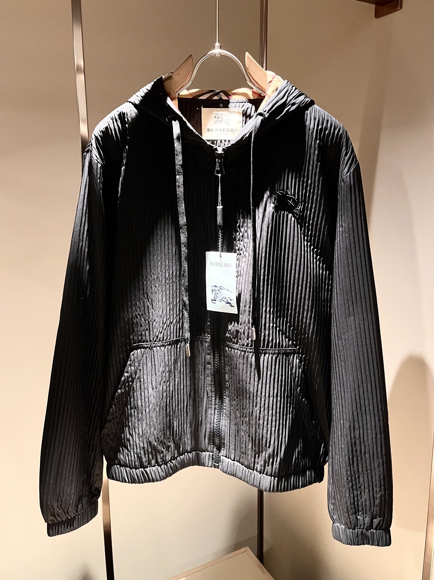 Bur*erry 巴*莉 2025秋冬新款男士休闲套装，品牌最新设计元素！既不单调也不复杂，好处的展现品