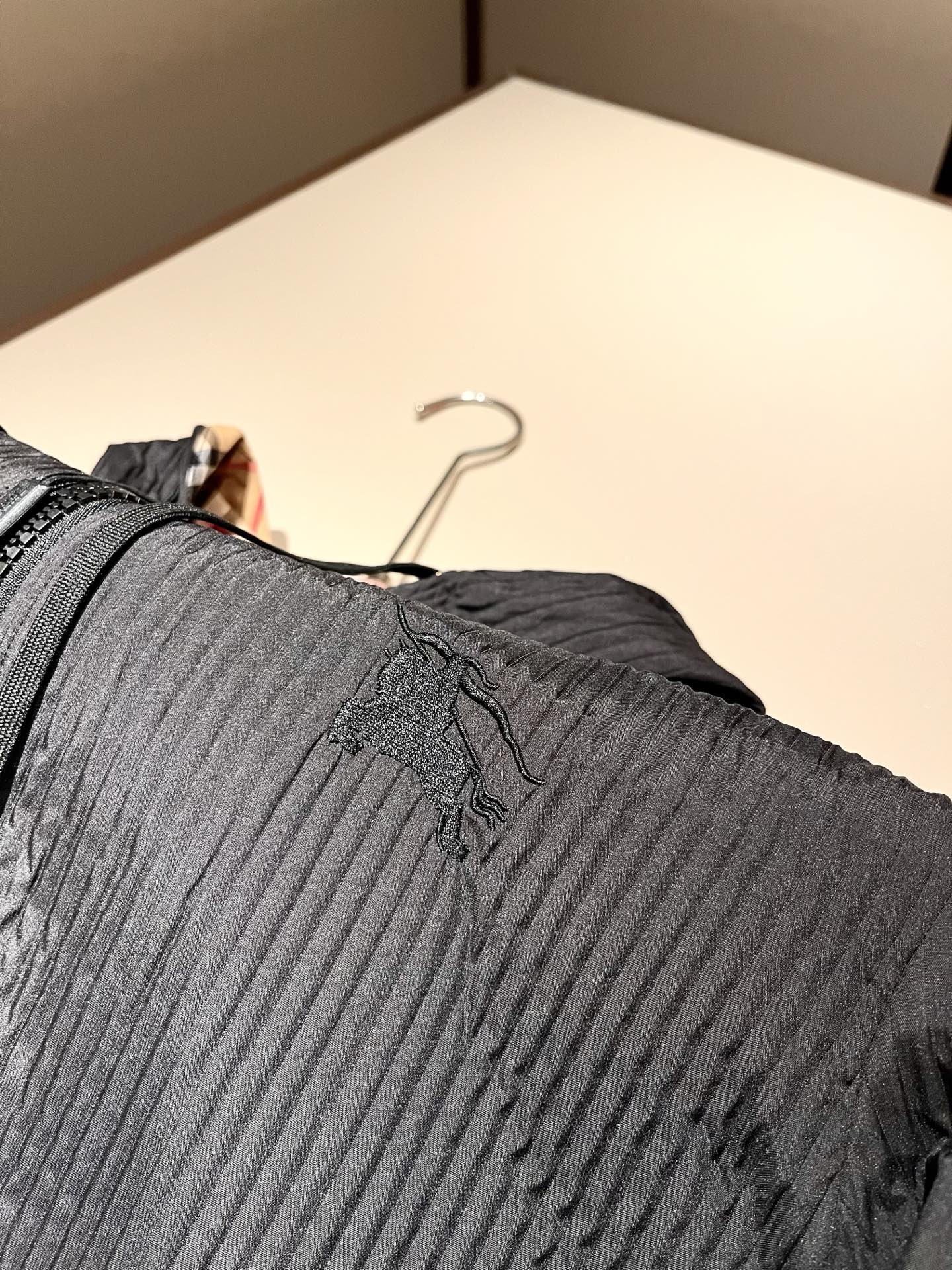 Bur*erry 巴*莉 2025秋冬新款男士休闲套装，品牌最新设计元素！既不单调也不复杂，好处的展现品