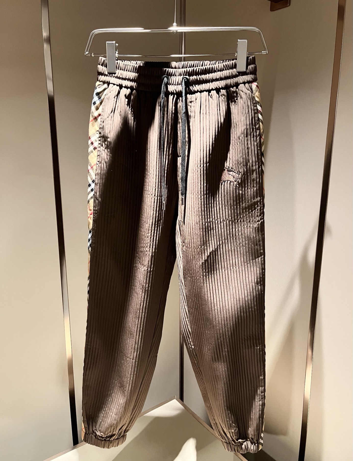 Bur*erry 巴*莉 2025秋冬新款男士休闲套装，品牌最新设计元素！既不单调也不复杂，好处的展现品