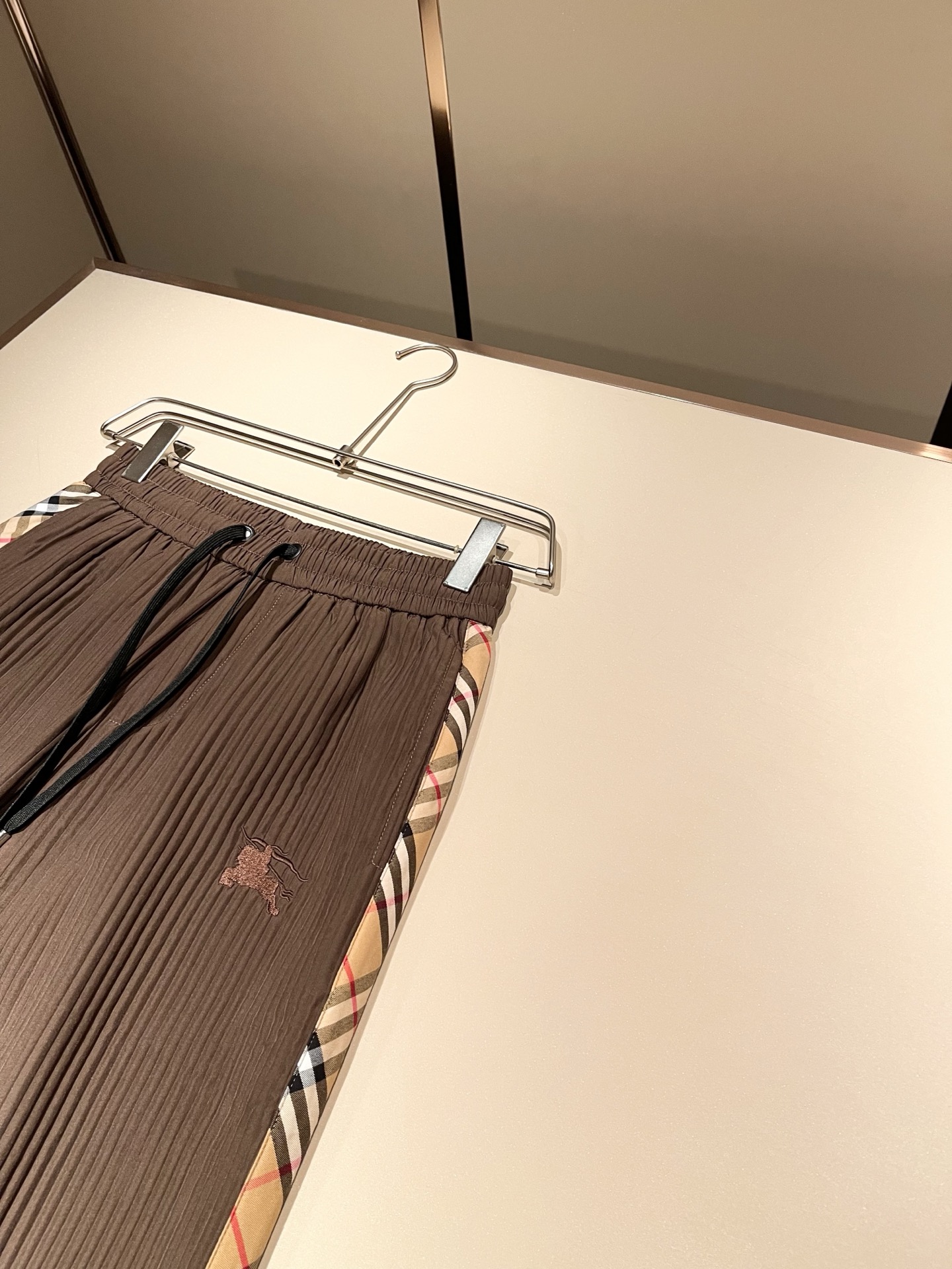 Bur*erry 巴*莉 2025秋冬新款男士休闲套装，品牌最新设计元素！既不单调也不复杂，好处的展现品