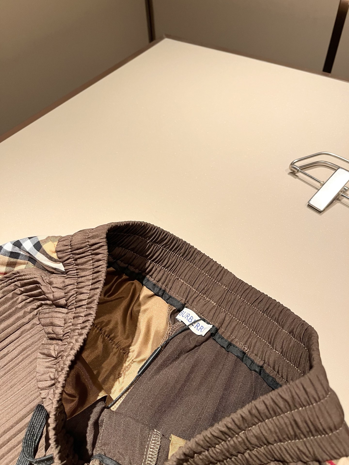 Bur*erry 巴*莉 2025秋冬新款男士休闲套装，品牌最新设计元素！既不单调也不复杂，好处的展现品