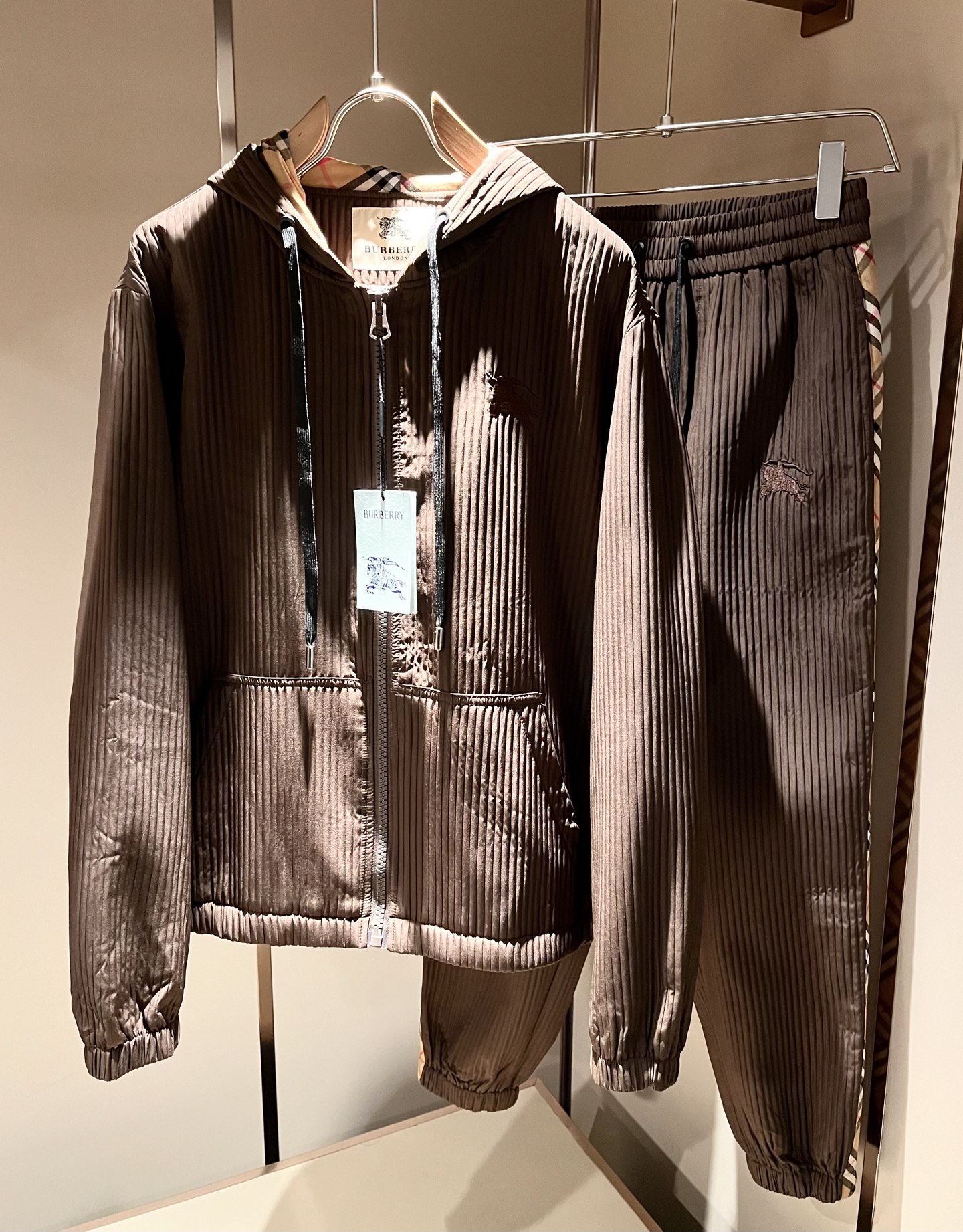 Bur*erry 巴*莉 2025秋冬新款男士休闲套装，品牌最新设计元素！既不单调也不复杂，好处的展现品