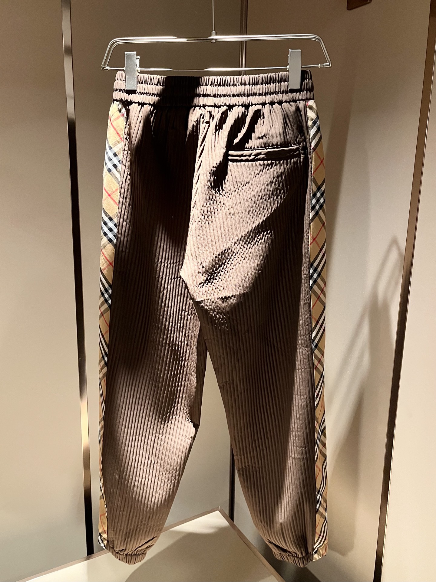 Bur*erry 巴*莉 2025秋冬新款男士休闲套装，品牌最新设计元素！既不单调也不复杂，好处的展现品