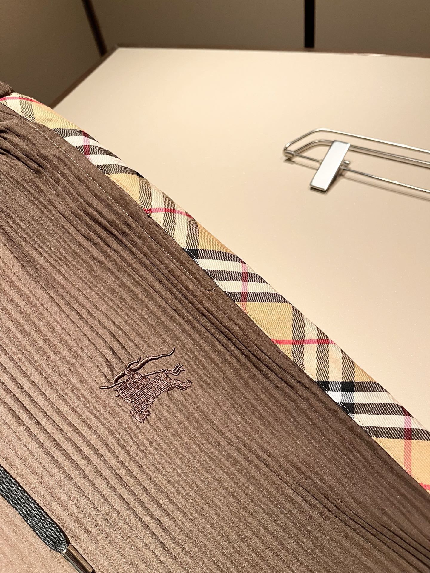 Bur*erry 巴*莉 2025秋冬新款男士休闲套装，品牌最新设计元素！既不单调也不复杂，好处的展现品