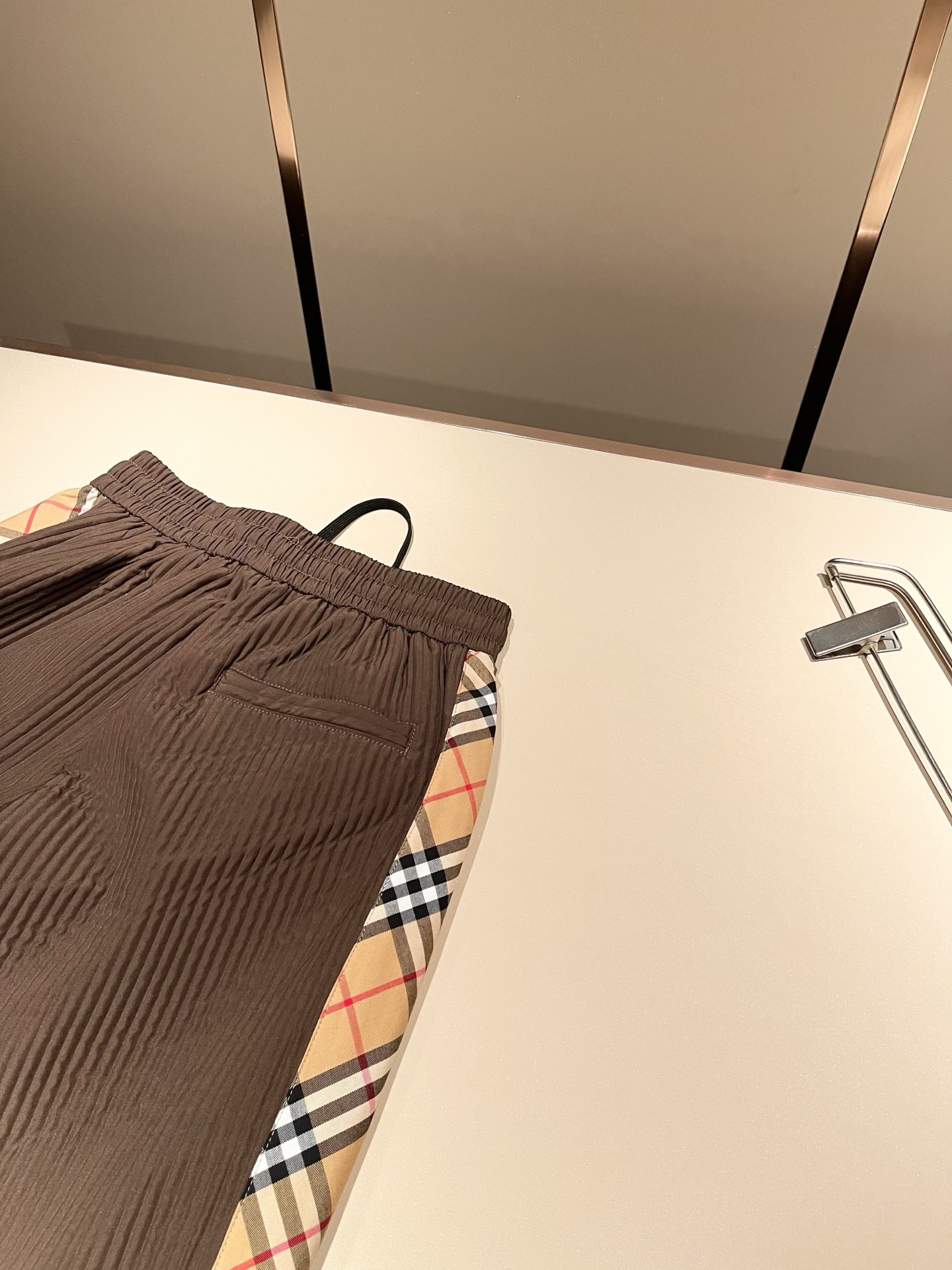 Bur*erry 巴*莉 2025秋冬新款男士休闲套装，品牌最新设计元素！既不单调也不复杂，好处的展现品