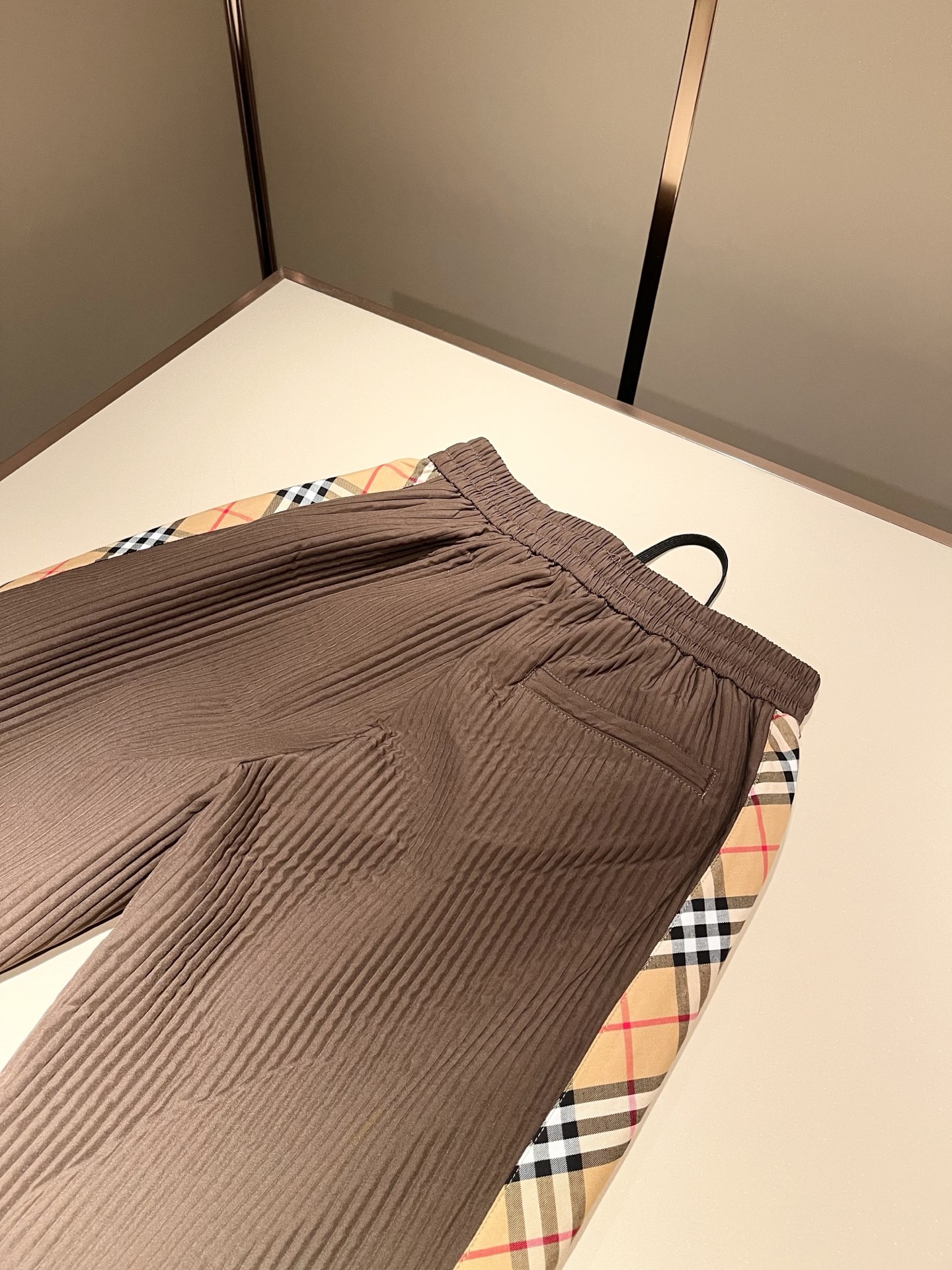 Bur*erry 巴*莉 2025秋冬新款男士休闲套装，品牌最新设计元素！既不单调也不复杂，好处的展现品