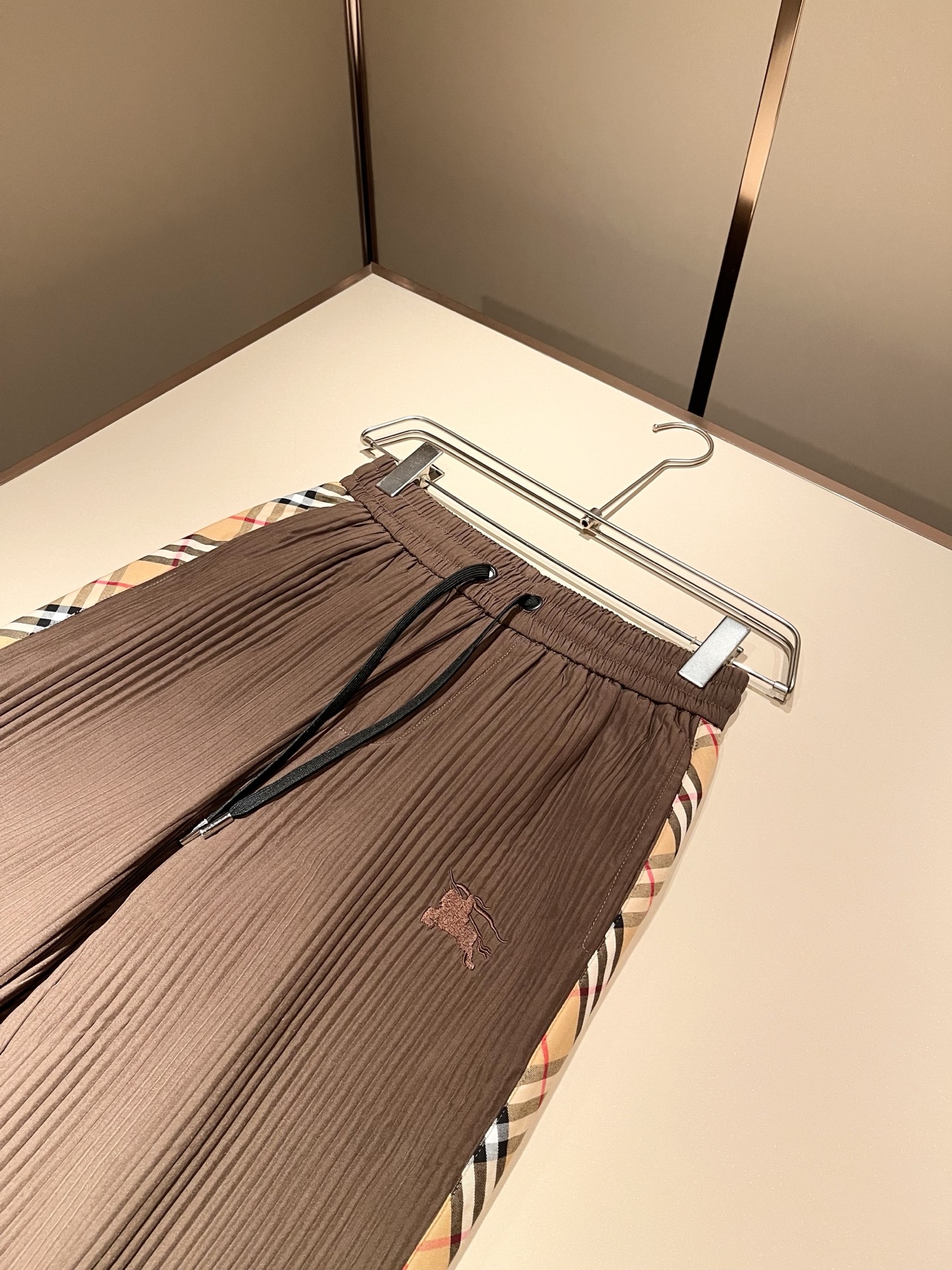 Bur*erry 巴*莉 2025秋冬新款男士休闲套装，品牌最新设计元素！既不单调也不复杂，好处的展现品