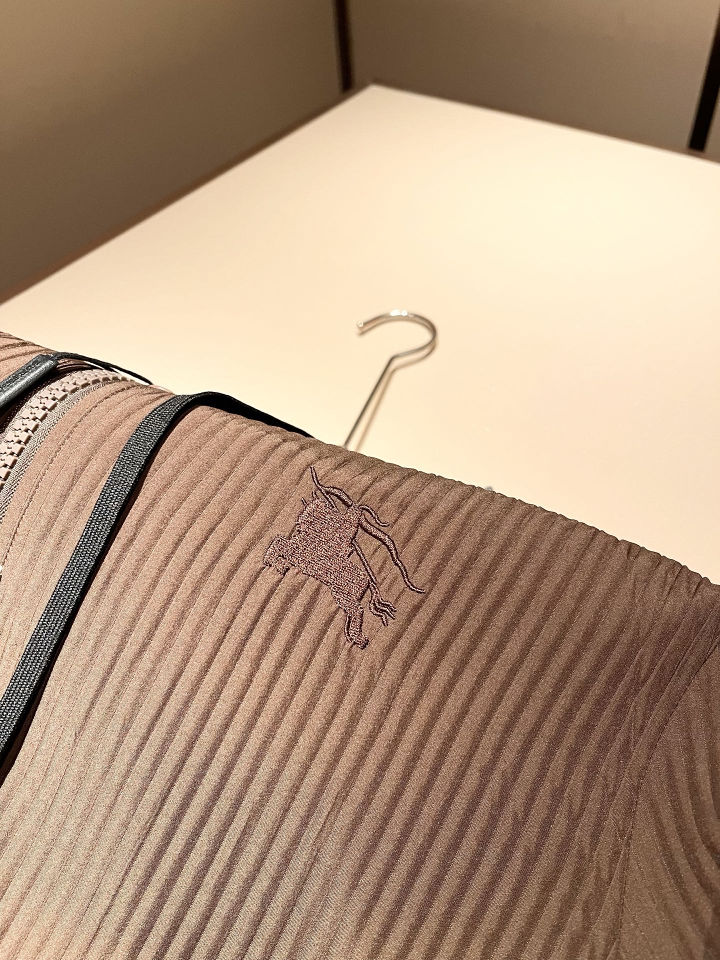 Bur*erry 巴*莉 2025秋冬新款男士休闲套装，品牌最新设计元素！既不单调也不复杂，好处的展现品