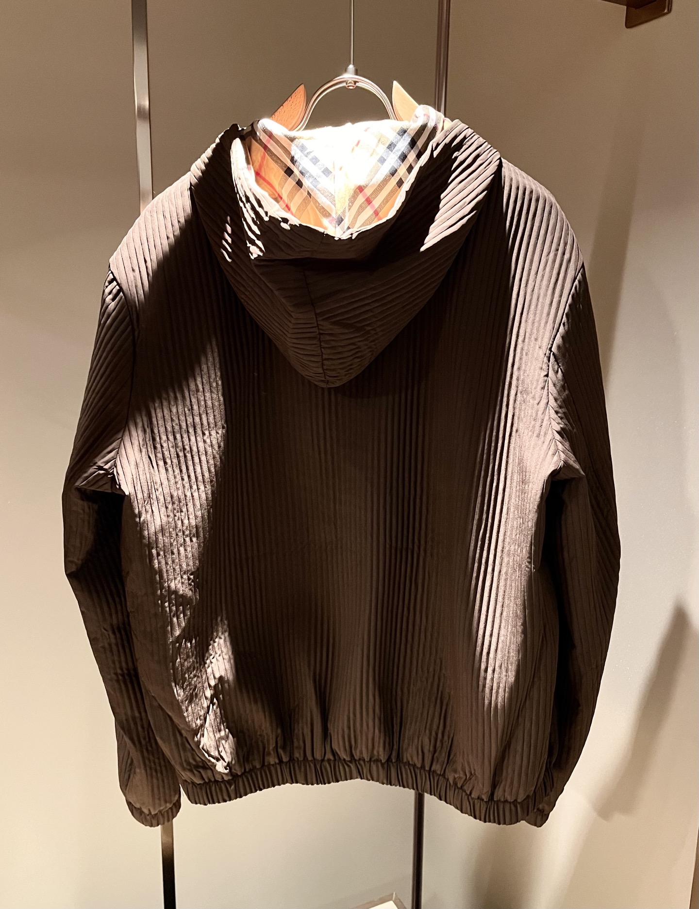 Bur*erry 巴*莉 2025秋冬新款男士休闲套装，品牌最新设计元素！既不单调也不复杂，好处的展现品