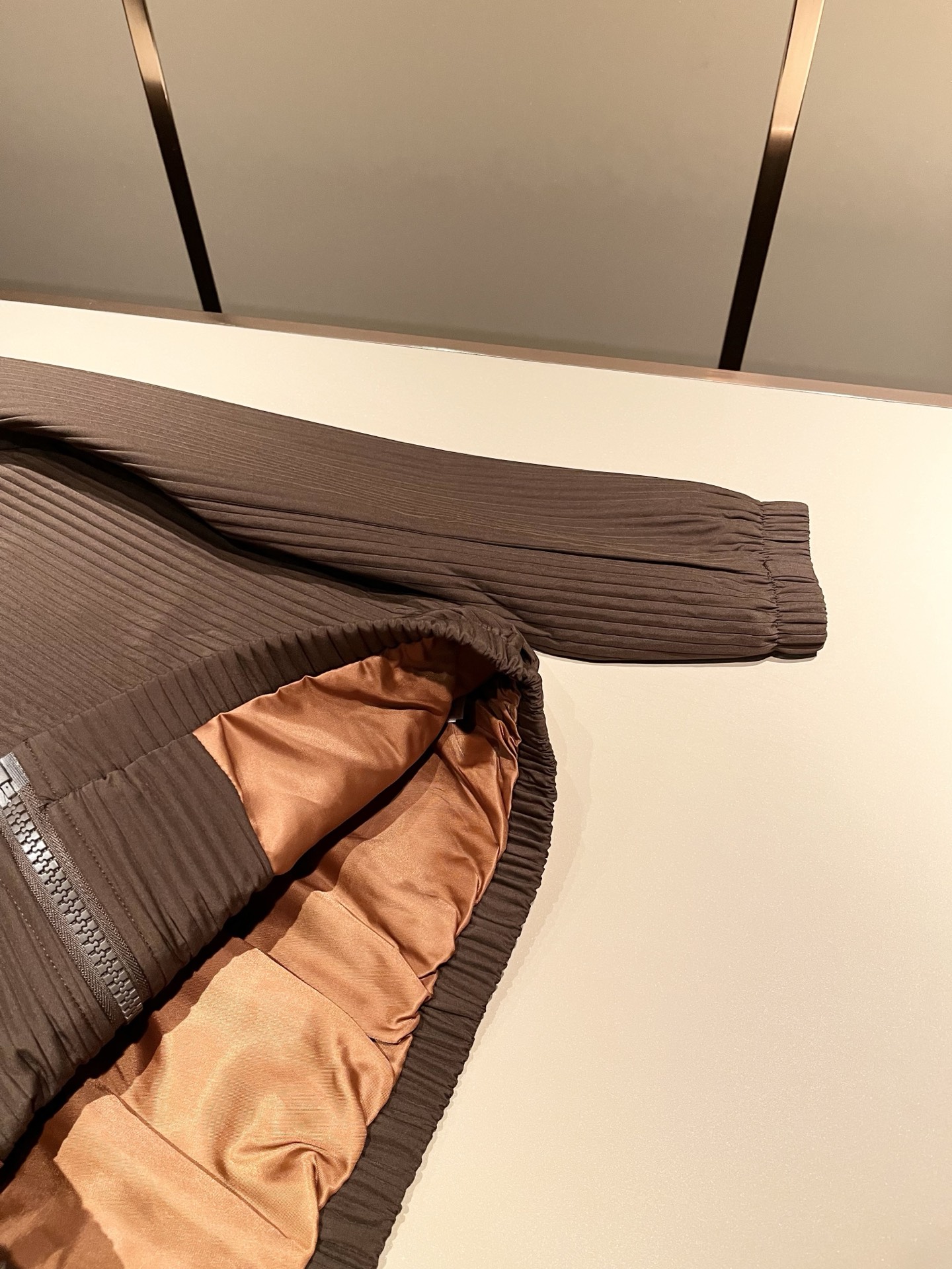 Bur*erry 巴*莉 2025秋冬新款男士休闲套装，品牌最新设计元素！既不单调也不复杂，好处的展现品