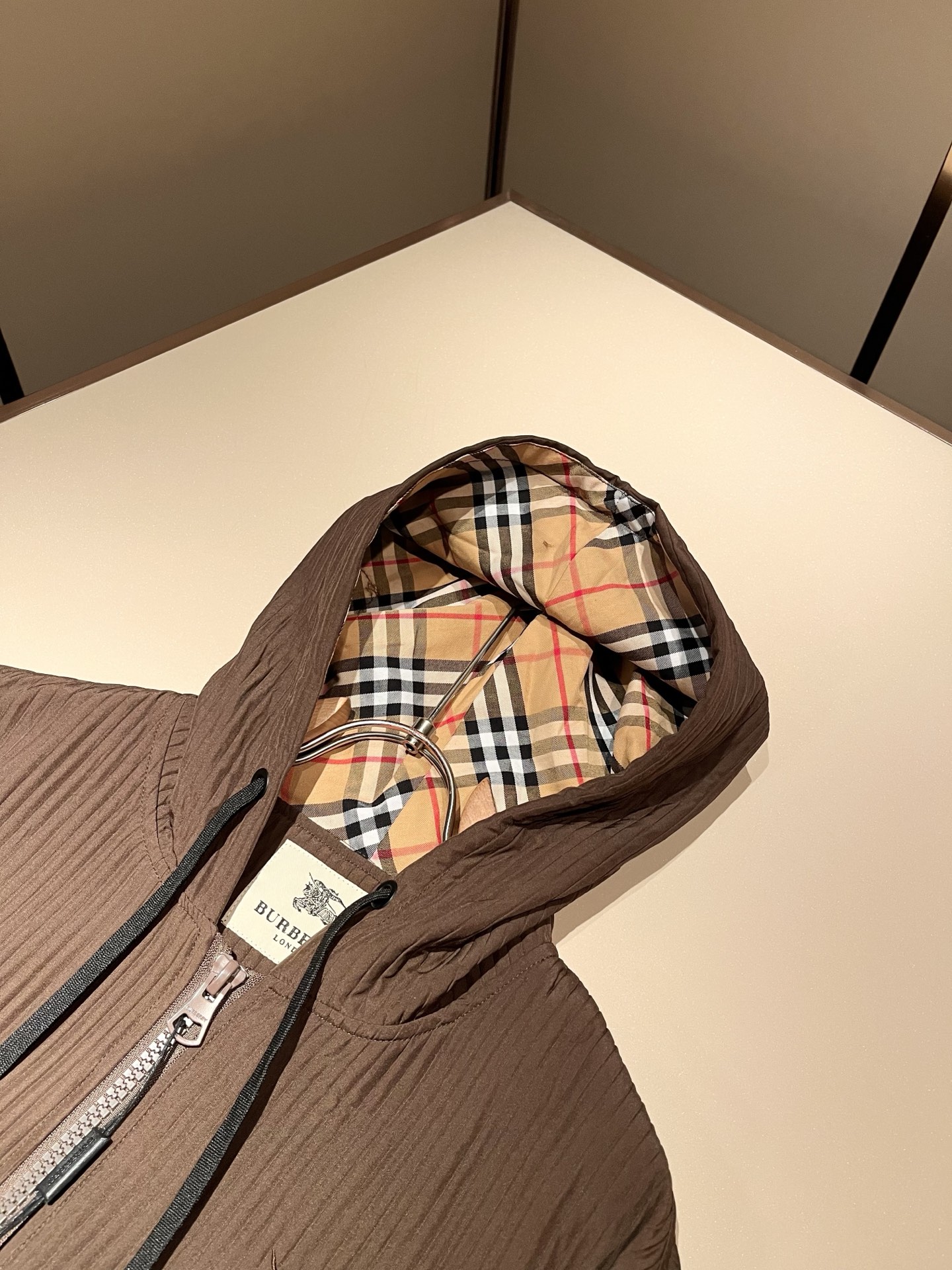 Bur*erry 巴*莉 2025秋冬新款男士休闲套装，品牌最新设计元素！既不单调也不复杂，好处的展现品